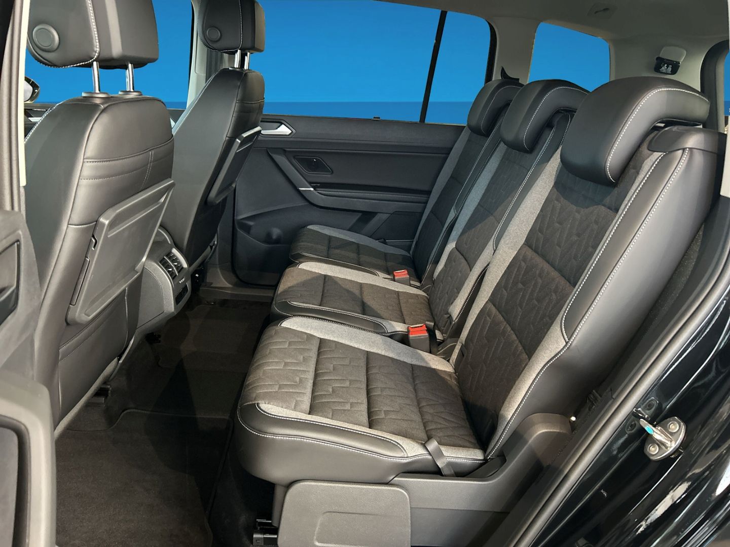 Fahrzeug 13 Fahrzeugabbildung Volkswagen Touran ENERGY 2.0 TDI 7 SITZE IQ.LIGHT AHK REAR