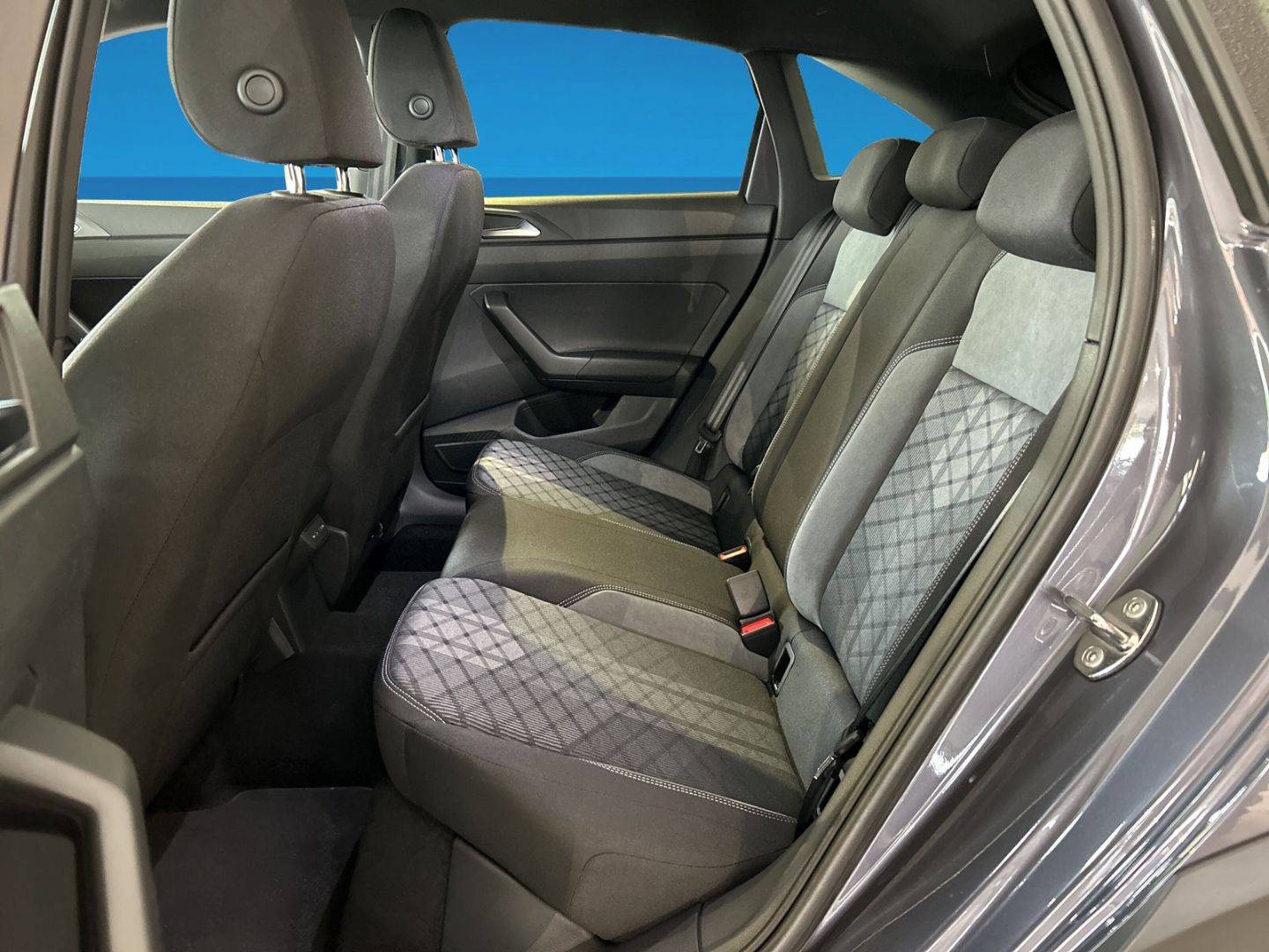 Fahrzeugabbildung Volkswagen Taigo 1,5l TSI R-Line DSG MATRIX REAR VIEW NAVI