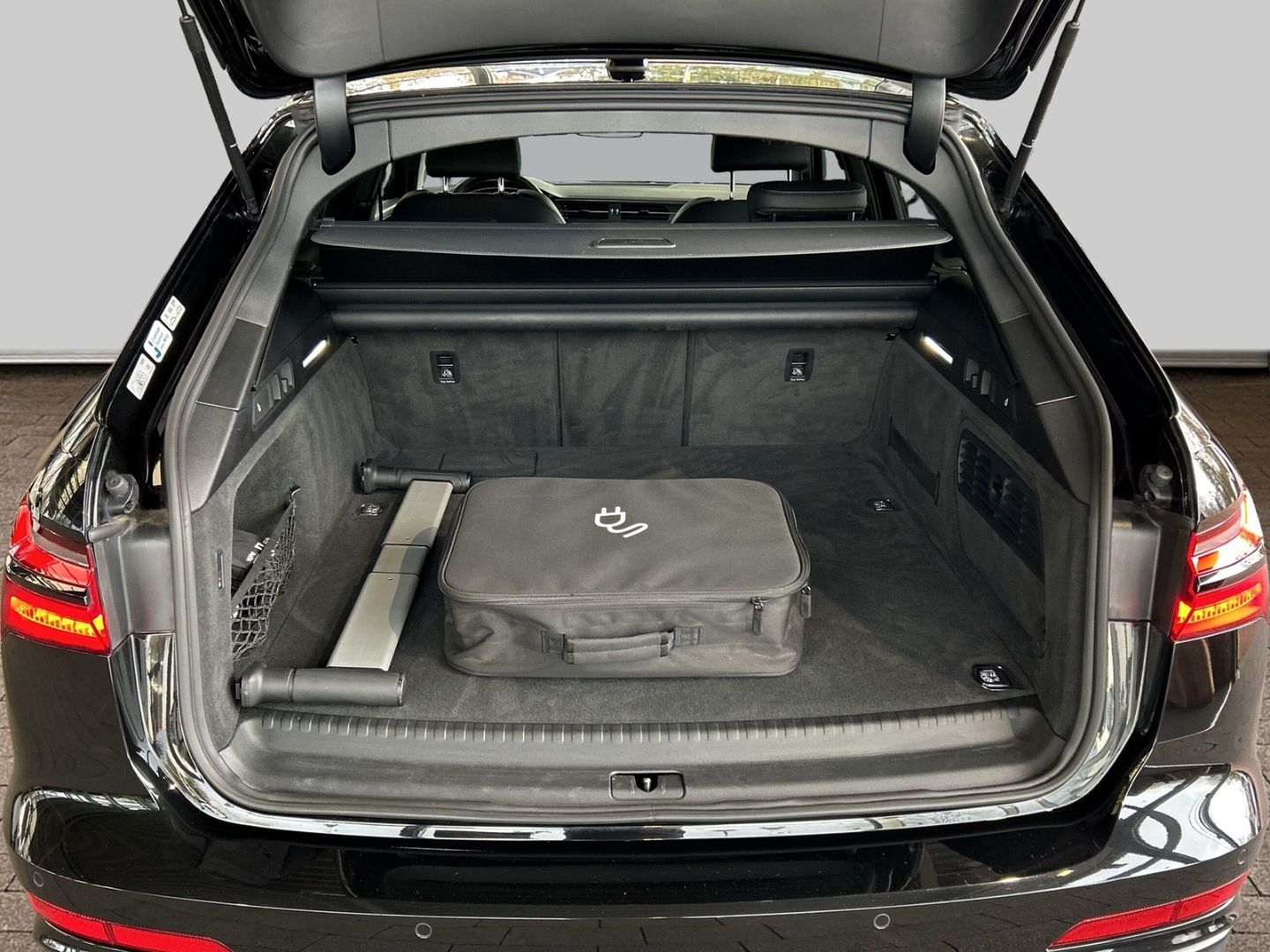 Fahrzeug 17 Fahrzeugabbildung Audi A6 sport Avant 50 TFSI e quattro S Line LED Spor