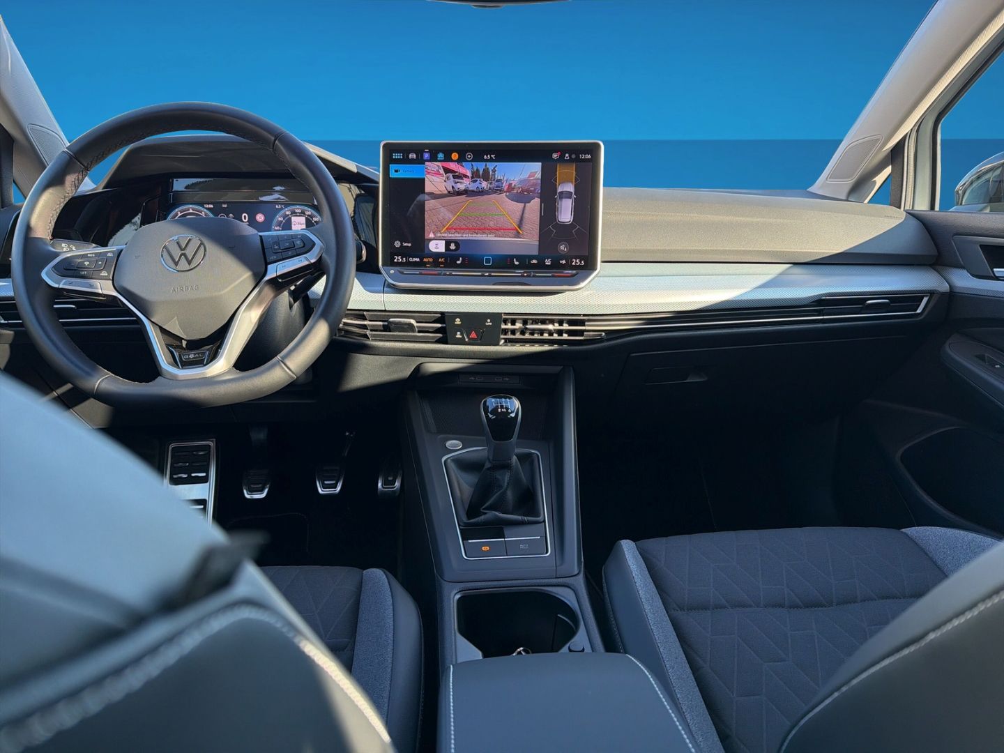 Fahrzeug 12 Fahrzeugabbildung Volkswagen Golf 8 GOAL 1.5 TSI Rear View IDA Navi