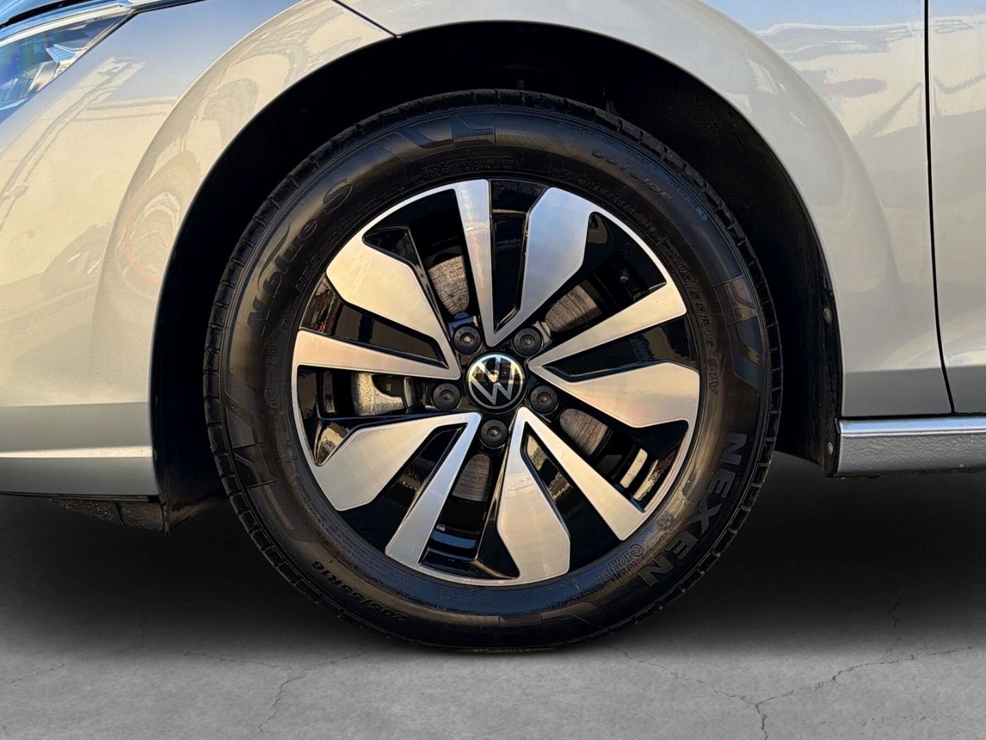 Fahrzeug 8 Fahrzeugabbildung Volkswagen Golf 8 GOAL 1.5 TSI Rear View IDA Navi