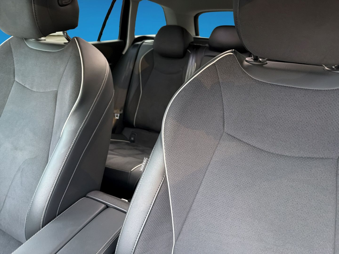 Fahrzeugabbildung Volkswagen Passat 2.0 TDI Business Area View HuD Clima