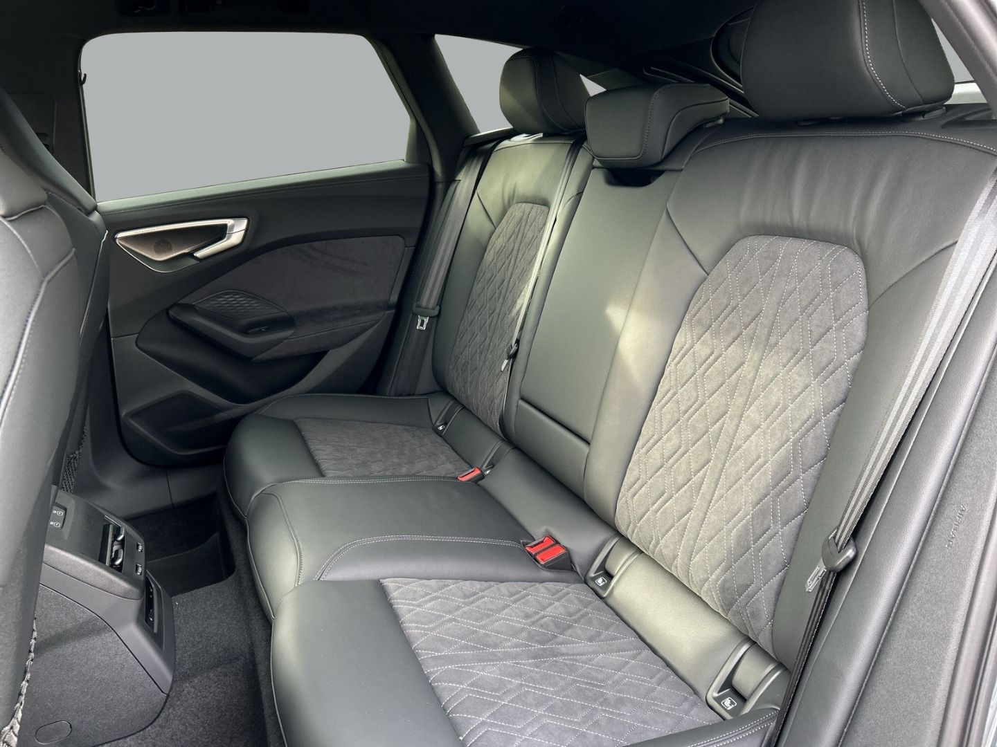 Fahrzeug 11 Fahrzeugabbildung Audi A5 AVANT EDITION ONE 150KW QUATTRO,LED,AHK,MEMOR