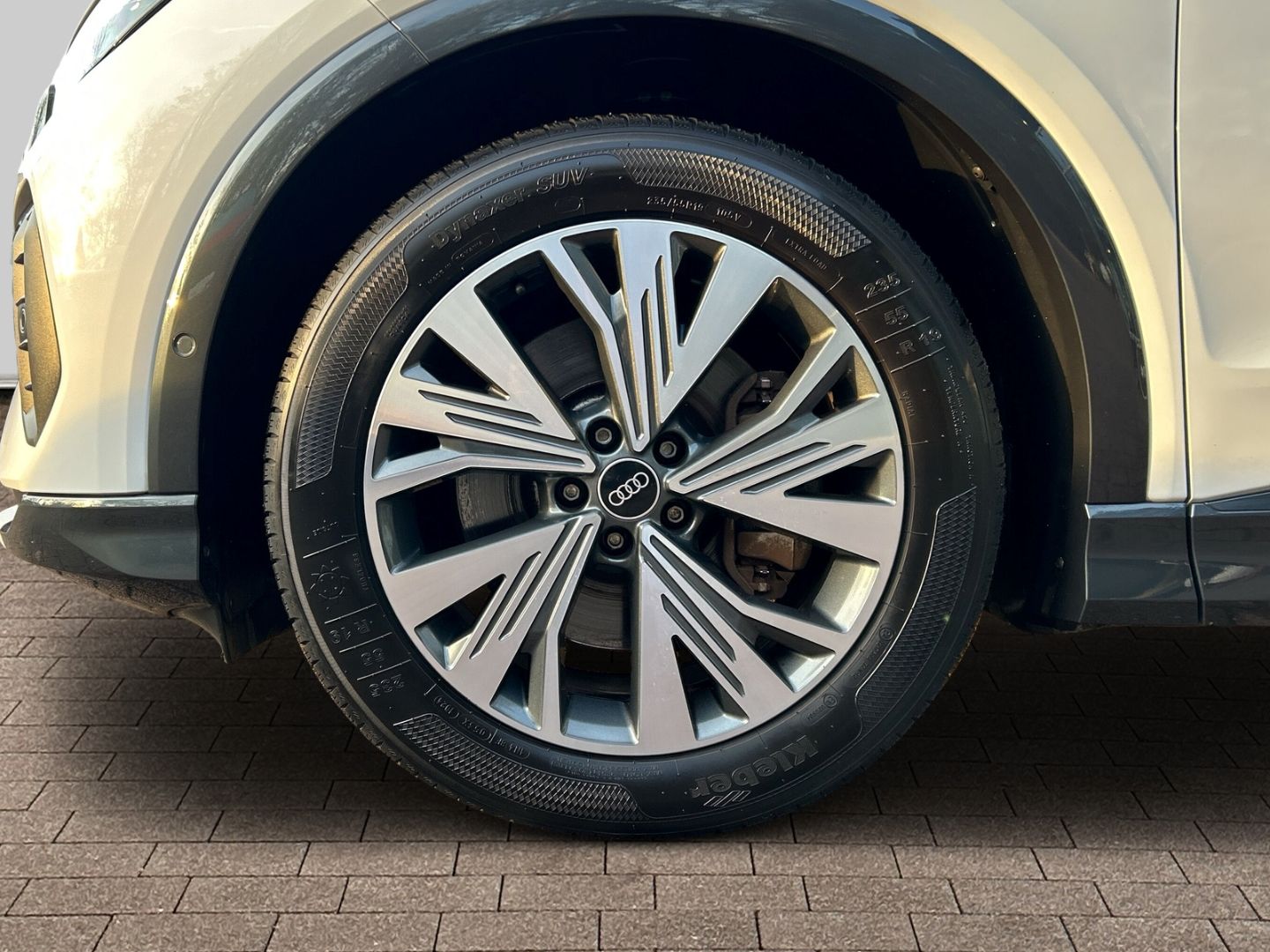 Fahrzeugabbildung Audi Q4 40 NAVI+MATRIX-LED+ACC+ FAHRASSISTENZ-SYSTEME