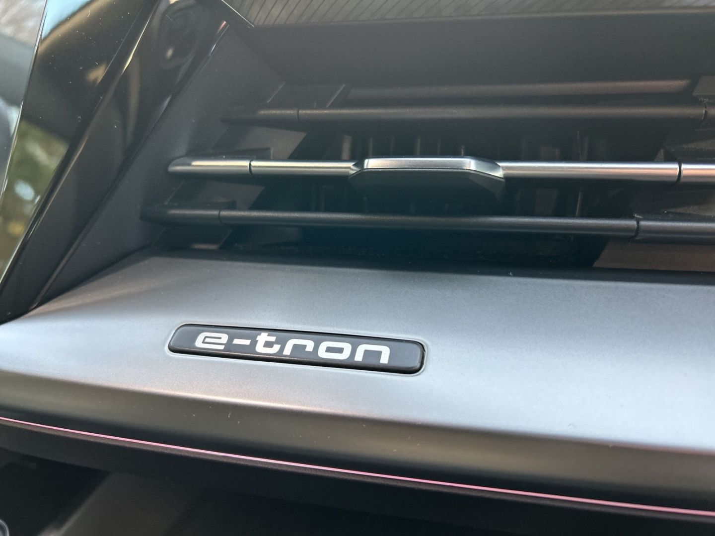 Fahrzeugabbildung Audi Q4 40 NAVI+MATRIX-LED+ACC+ FAHRASSISTENZ-SYSTEME