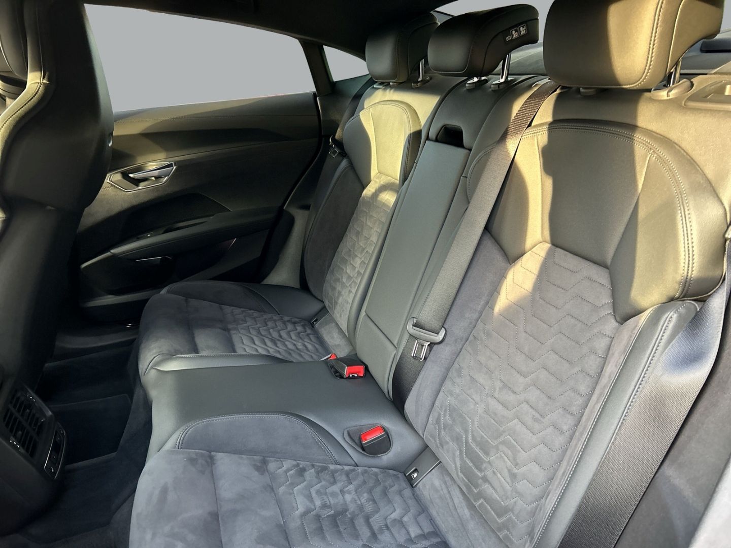 Fahrzeugabbildung Audi RS e-tron GT Quattro HUD Luftfederung AD Niveau