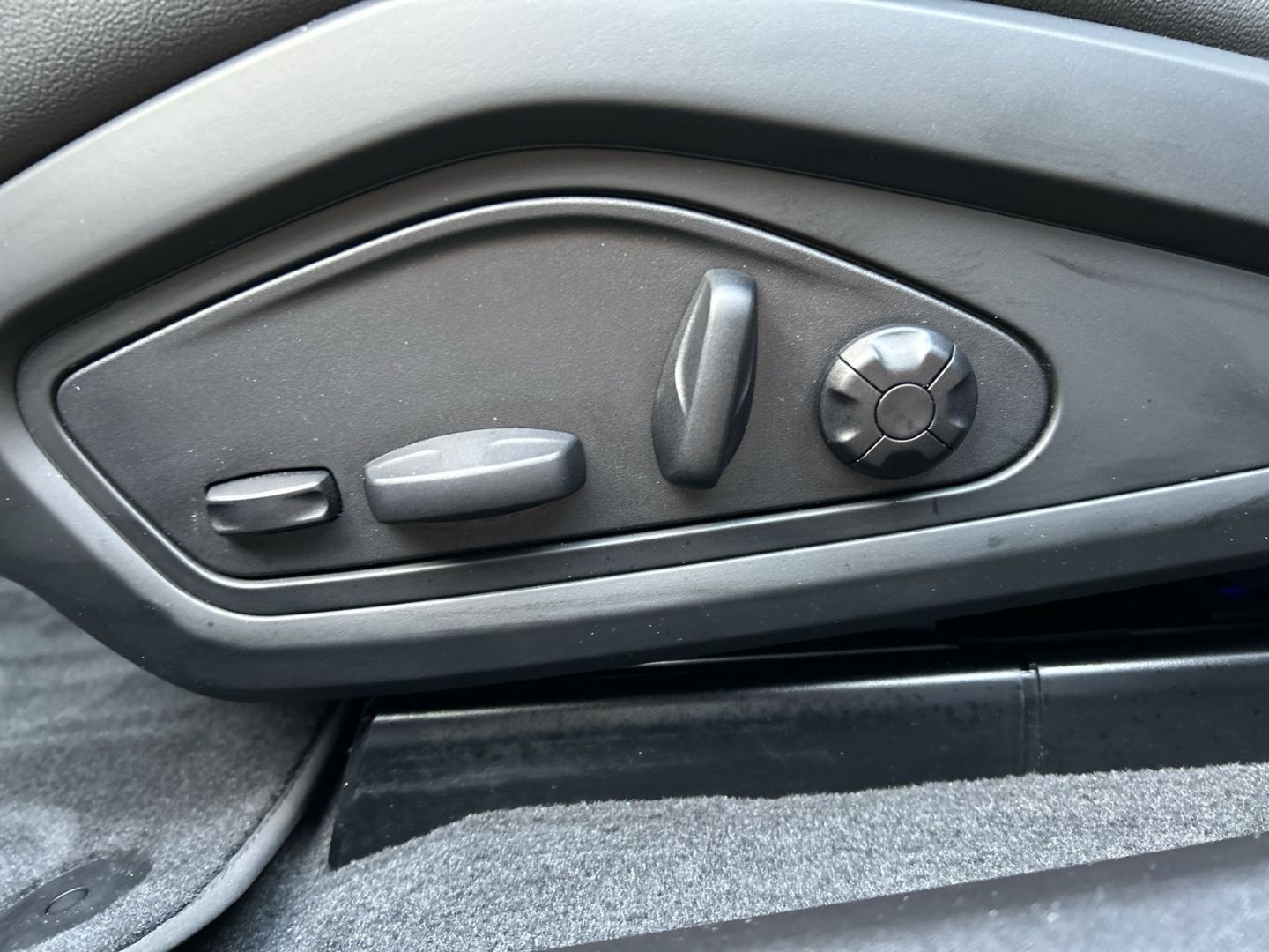 Fahrzeugabbildung Audi RS e-tron GT Quattro HUD Luftfederung AD Niveau