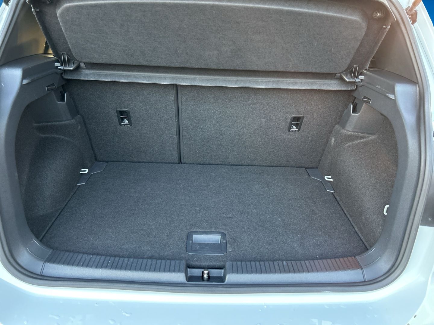Fahrzeug 11 Fahrzeugabbildung Volkswagen T-Cross 110 kW 1.5 TSI R-Line Sportpaket AHK-abn - mit KI generiert/bearbeitet