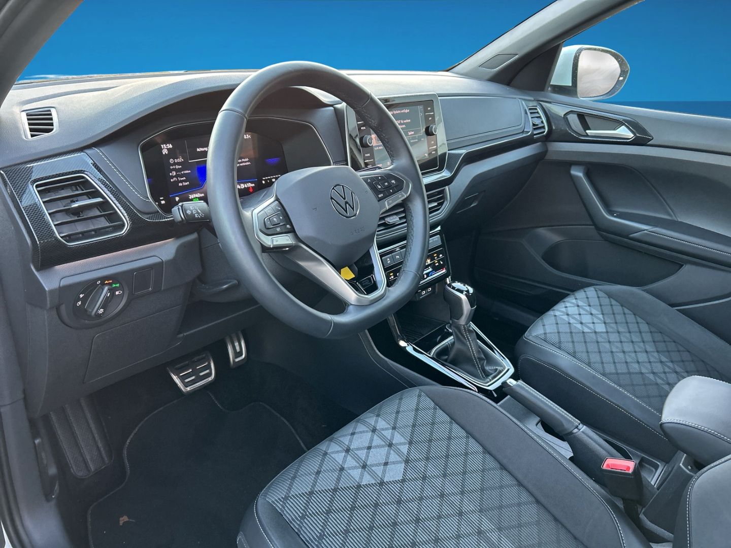 Fahrzeug 12 Fahrzeugabbildung Volkswagen T-Cross 110 kW 1.5 TSI R-Line Sportpaket AHK-abn - mit KI generiert/bearbeitet
