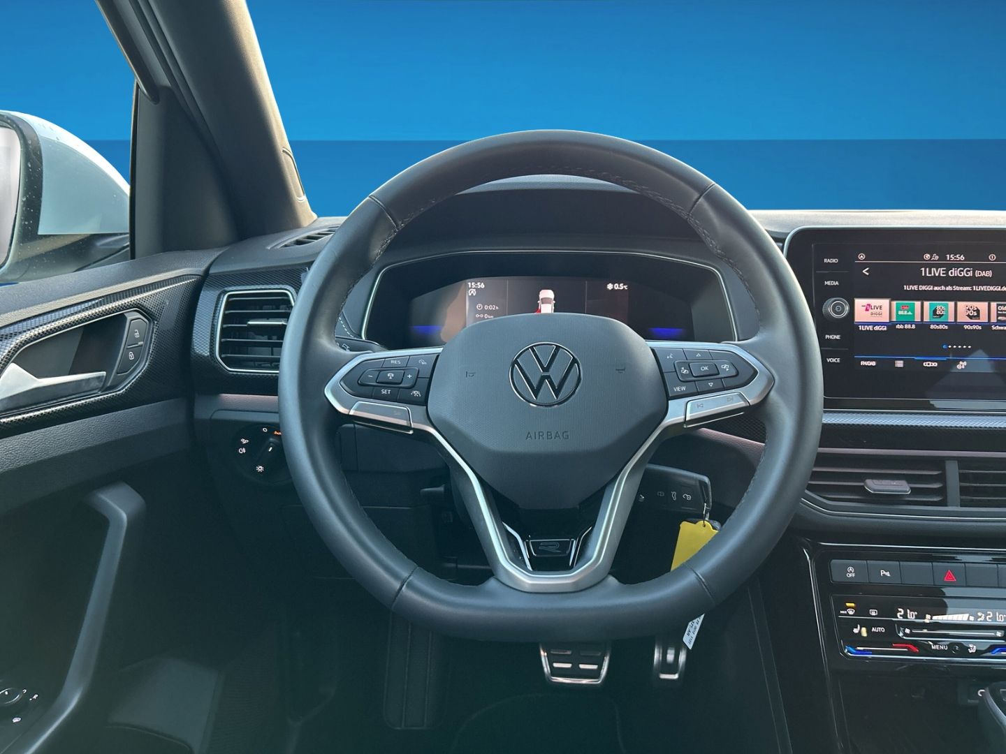 Fahrzeug 13 Fahrzeugabbildung Volkswagen T-Cross 110 kW 1.5 TSI R-Line Sportpaket AHK-abn - mit KI generiert/bearbeitet