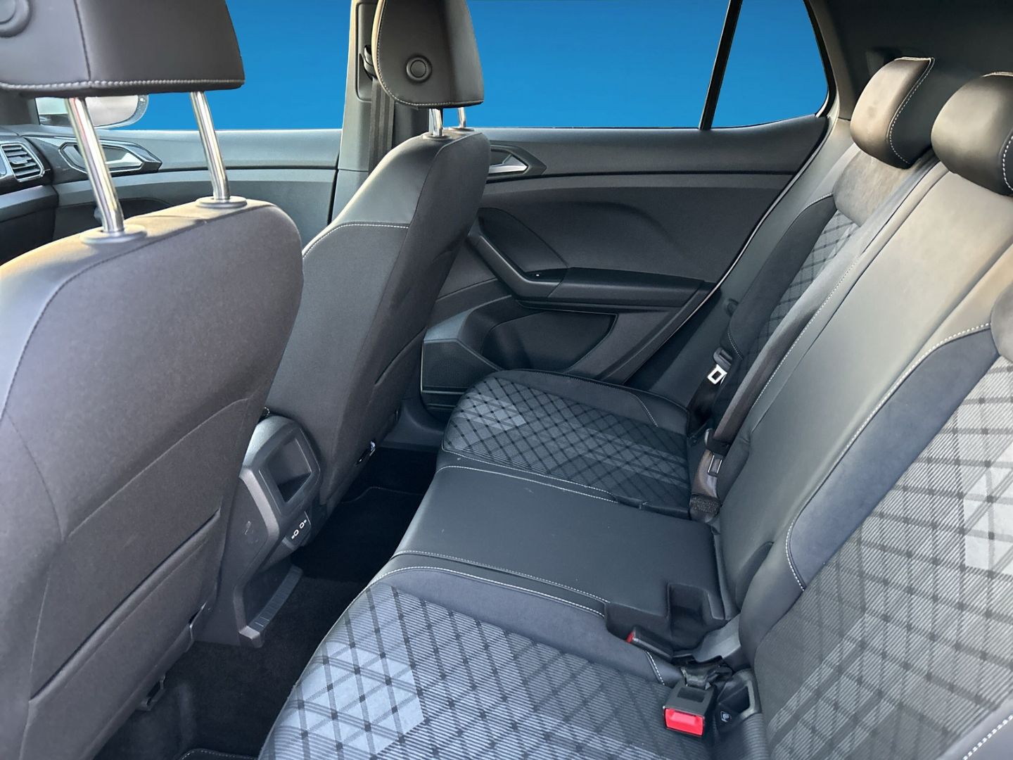 Fahrzeug 15 Fahrzeugabbildung Volkswagen T-Cross 110 kW 1.5 TSI R-Line Sportpaket AHK-abn - mit KI generiert/bearbeitet