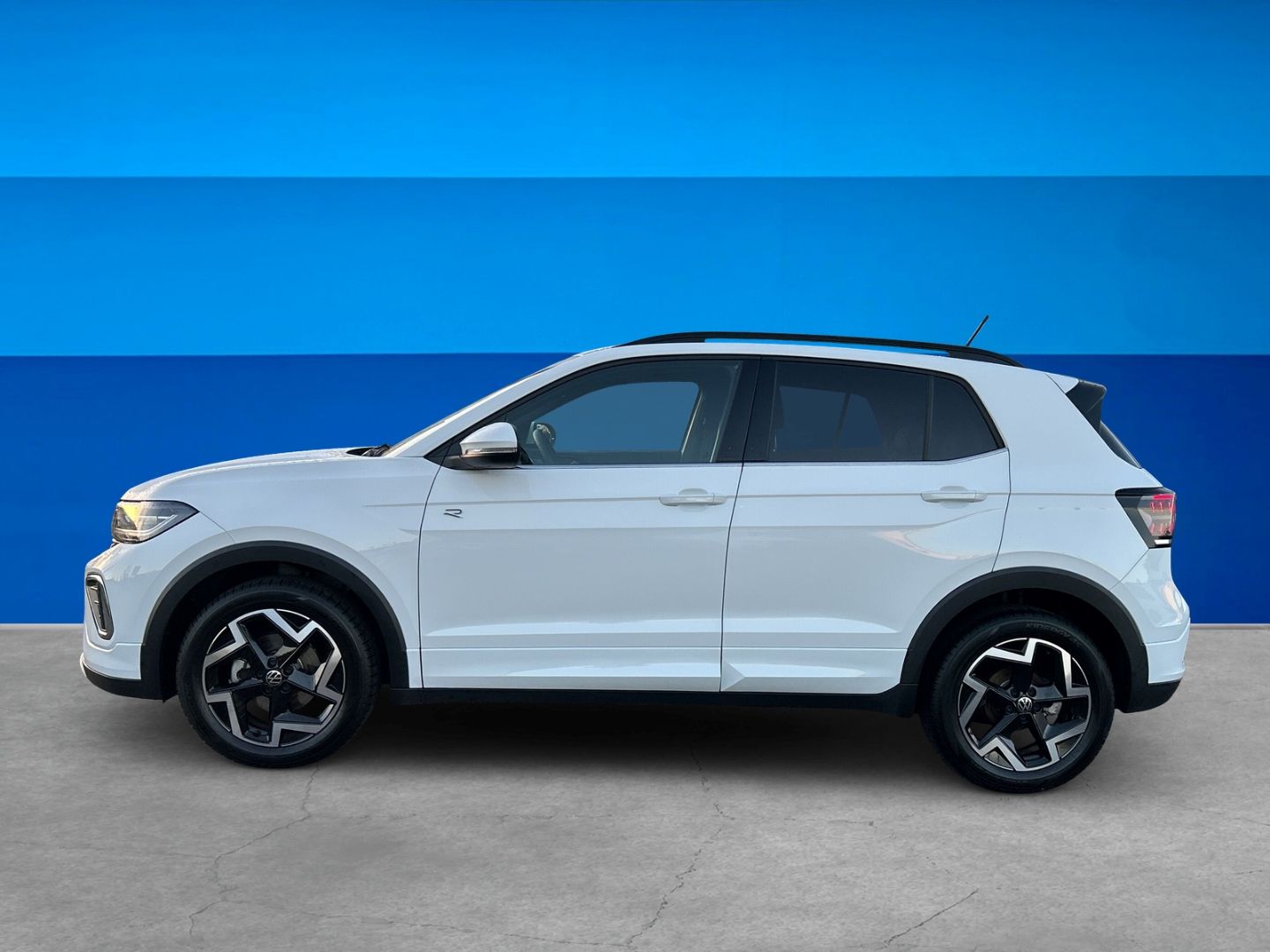 Fahrzeug 4 Fahrzeugabbildung Volkswagen T-Cross 110 kW 1.5 TSI R-Line Sportpaket AHK-abn - mit KI generiert/bearbeitet