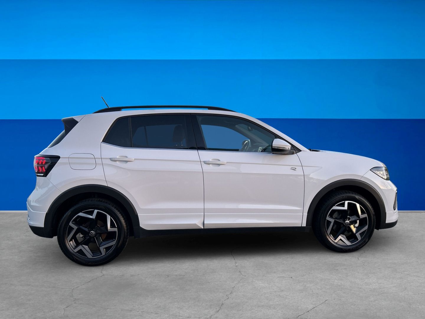 Fahrzeug 6 Fahrzeugabbildung Volkswagen T-Cross 110 kW 1.5 TSI R-Line Sportpaket AHK-abn - mit KI generiert/bearbeitet