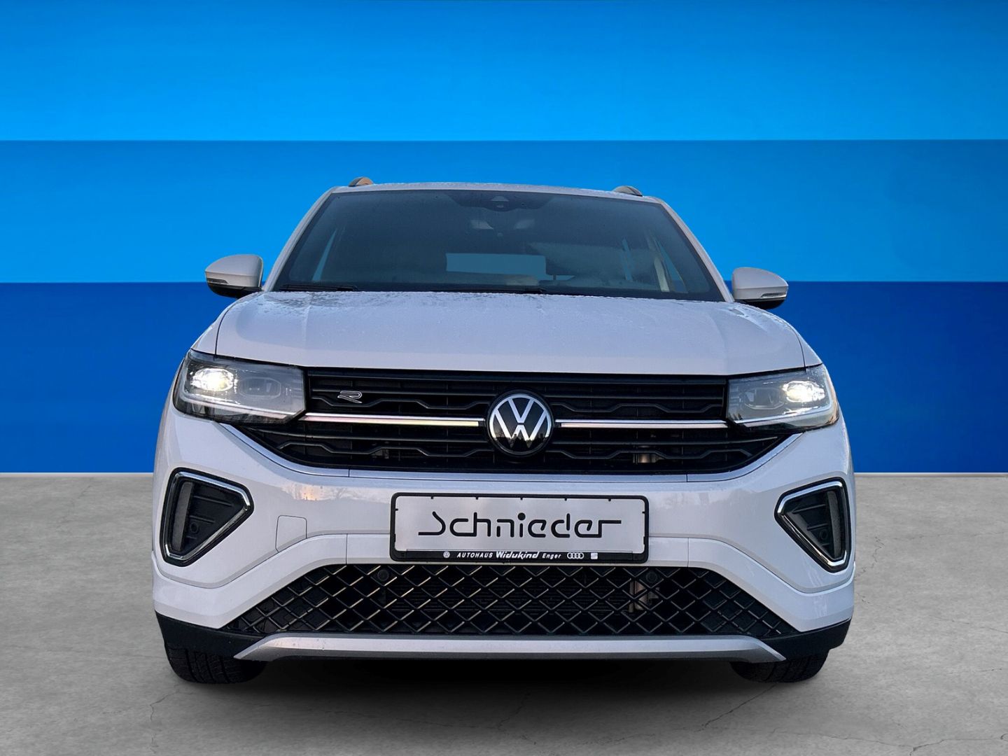Fahrzeug 8 Fahrzeugabbildung Volkswagen T-Cross 110 kW 1.5 TSI R-Line Sportpaket AHK-abn - mit KI generiert/bearbeitet