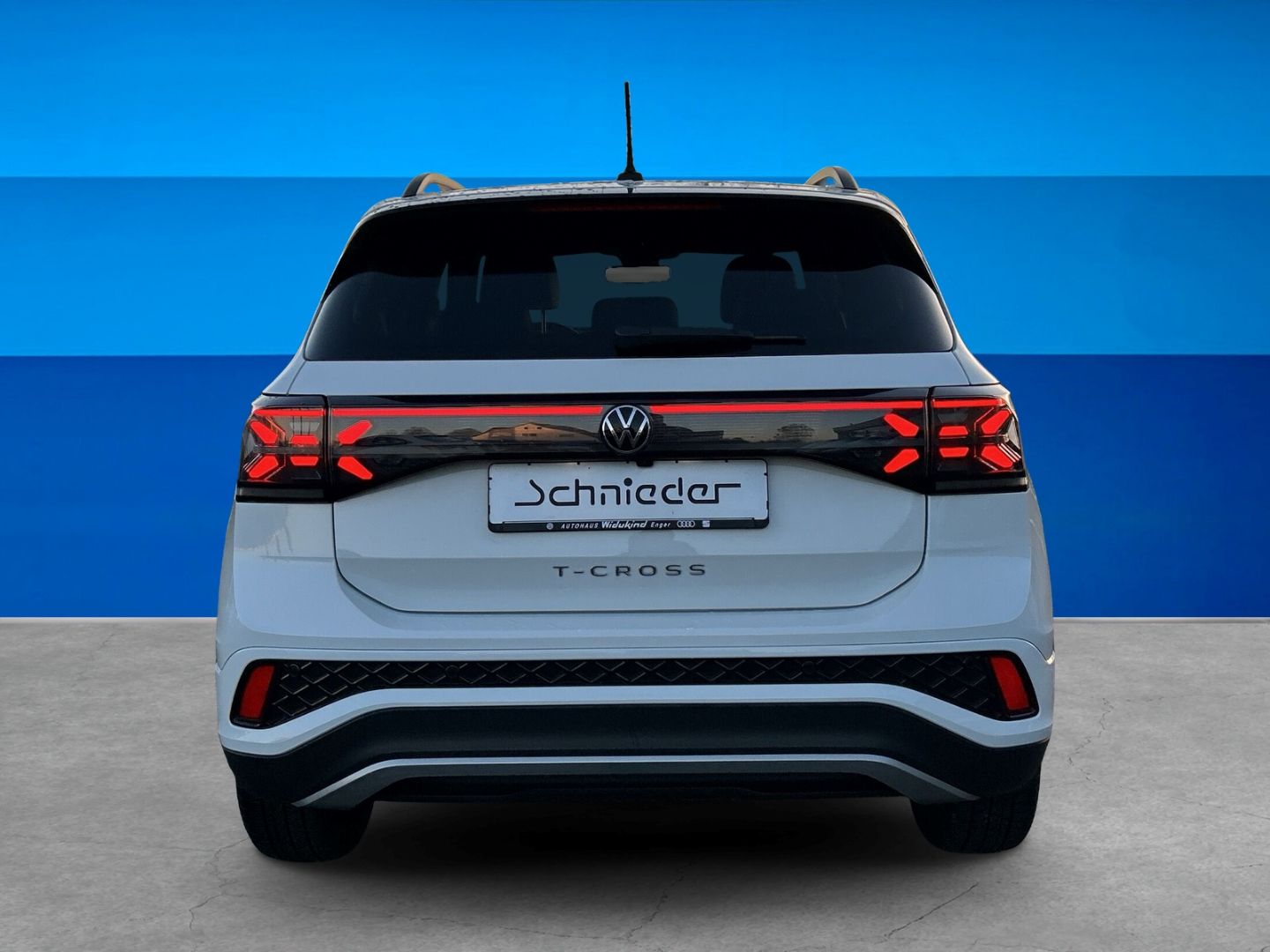 Fahrzeug 9 Fahrzeugabbildung Volkswagen T-Cross 110 kW 1.5 TSI R-Line Sportpaket AHK-abn - mit KI generiert/bearbeitet
