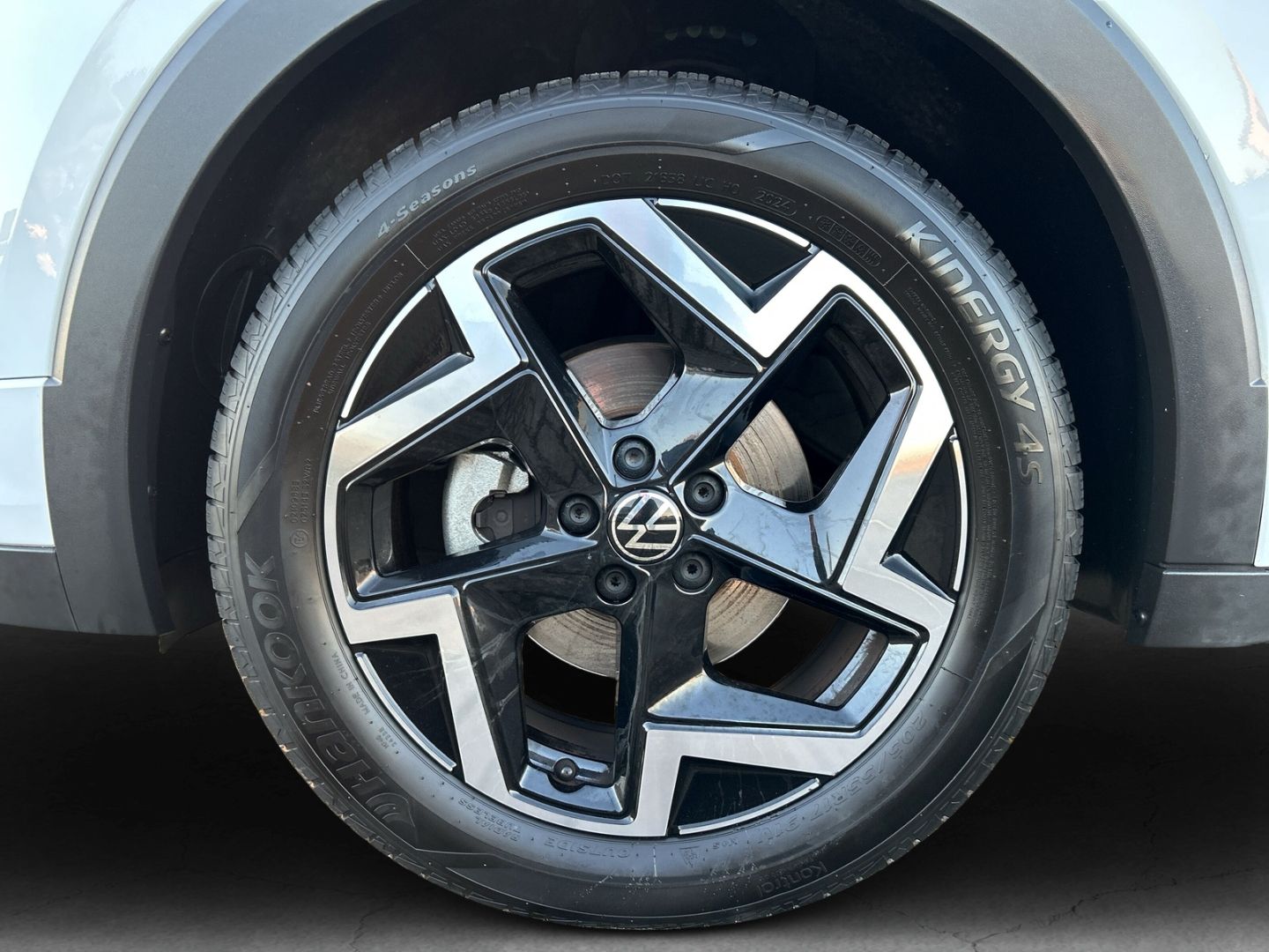 Fahrzeug 10 Fahrzeugabbildung Volkswagen T-Cross 110 kW 1.5 TSI R-Line Sportpaket AHK-abn - mit KI generiert/bearbeitet