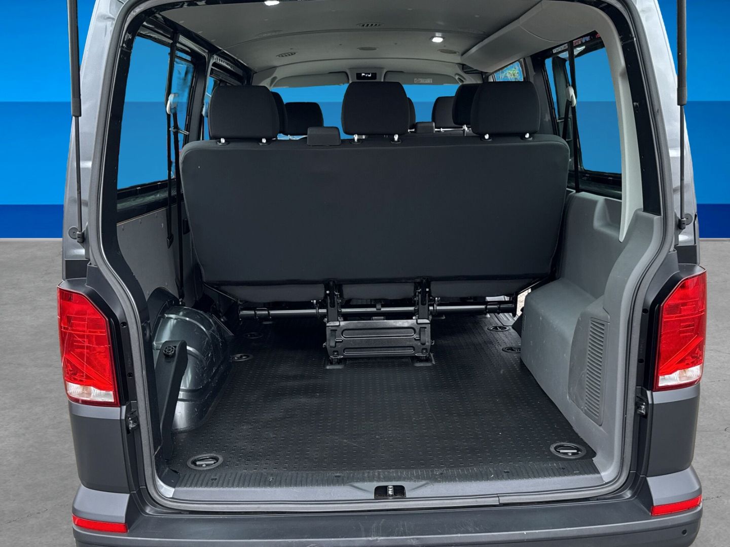 Fahrzeug 11 Fahrzeugabbildung Volkswagen T6.1 Kombi 2.0 TDI L2H1 9 Sitzer NAVI AHK