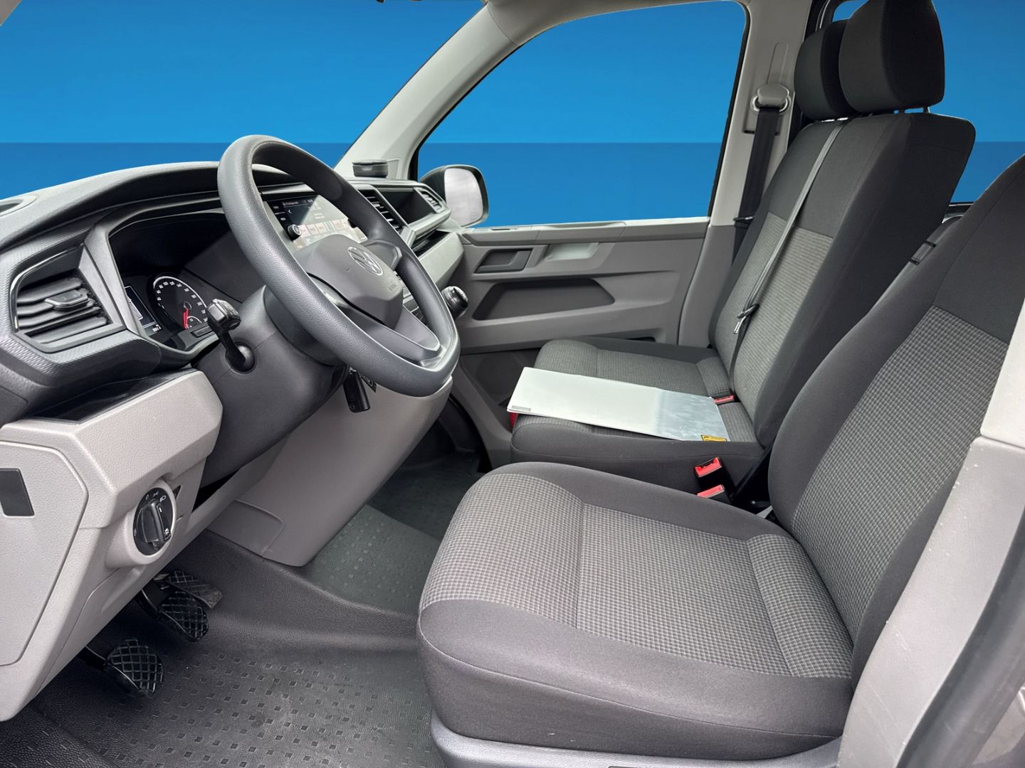 Fahrzeug 12 Fahrzeugabbildung Volkswagen T6.1 Kombi 2.0 TDI L2H1 9 Sitzer NAVI AHK