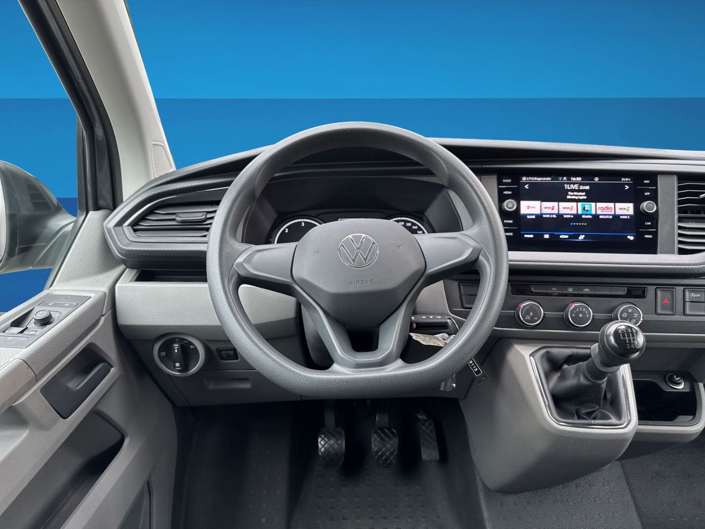 Fahrzeug 13 Fahrzeugabbildung Volkswagen T6.1 Kombi 2.0 TDI L2H1 9 Sitzer NAVI AHK