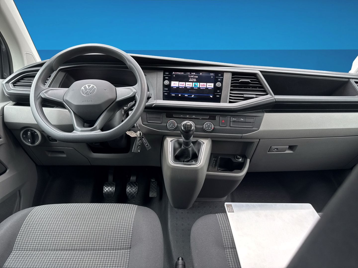 Fahrzeug 14 Fahrzeugabbildung Volkswagen T6.1 Kombi 2.0 TDI L2H1 9 Sitzer NAVI AHK