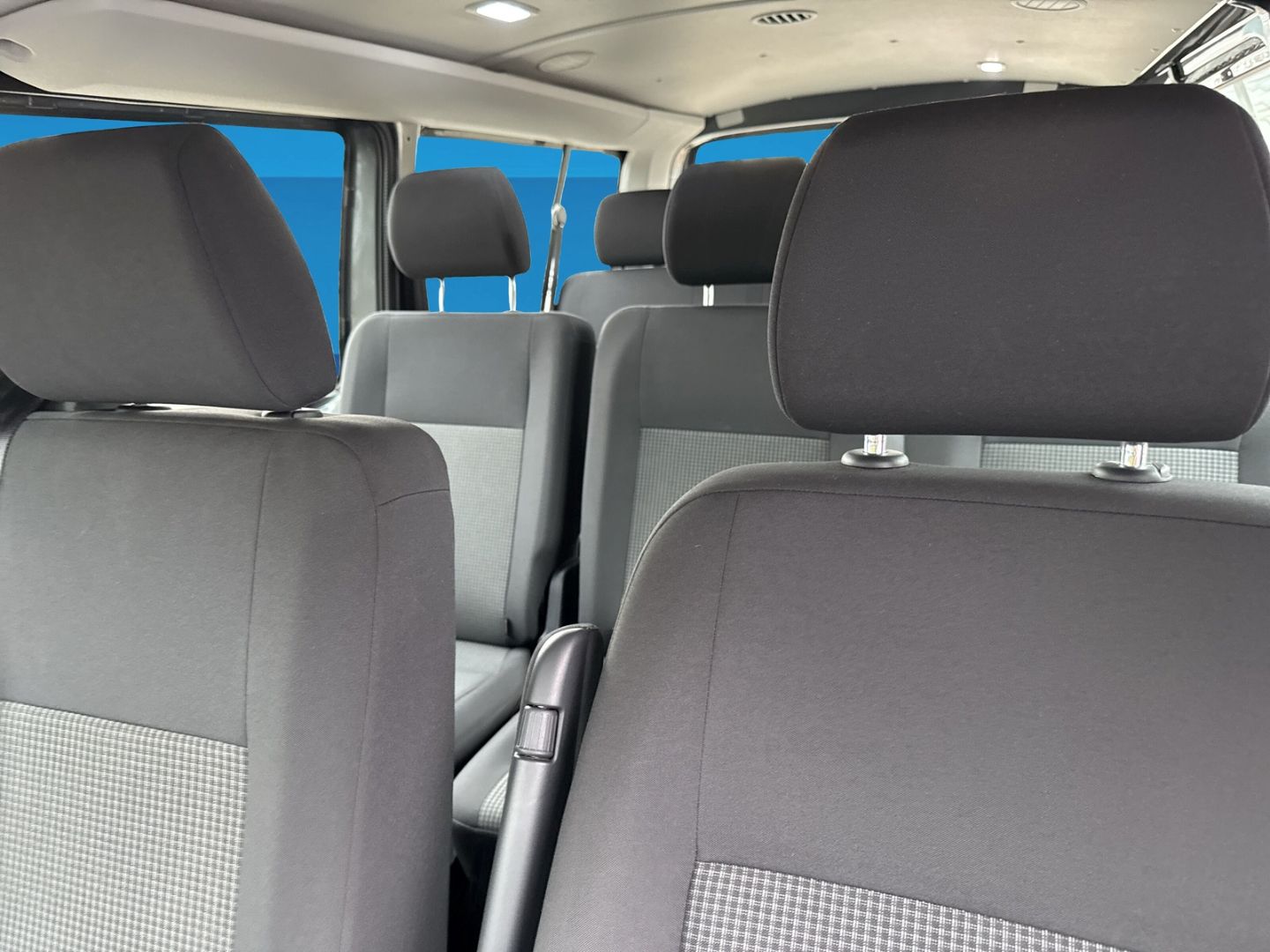 Fahrzeug 15 Fahrzeugabbildung Volkswagen T6.1 Kombi 2.0 TDI L2H1 9 Sitzer NAVI AHK