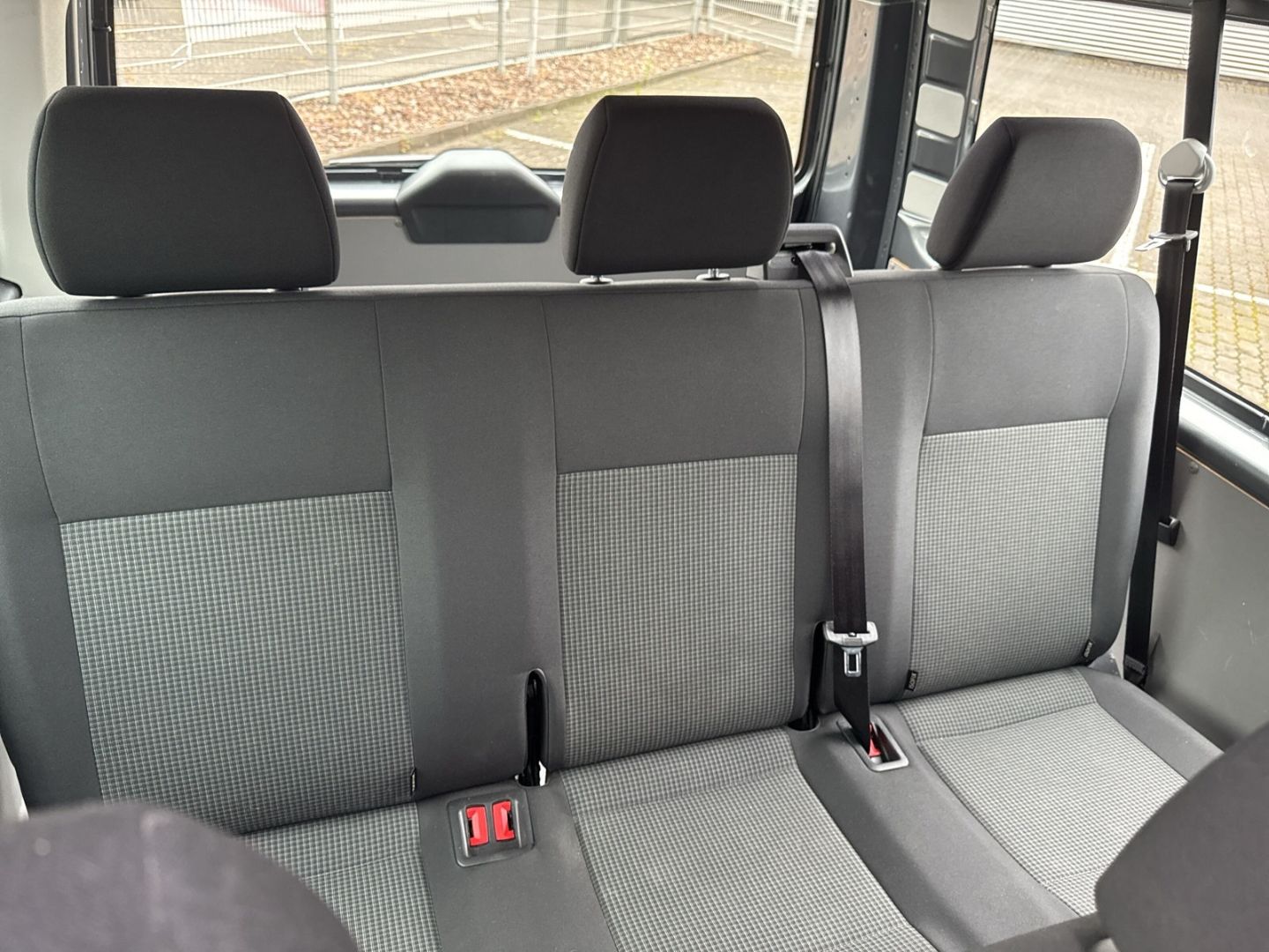 Fahrzeug 16 Fahrzeugabbildung Volkswagen T6.1 Kombi 2.0 TDI L2H1 9 Sitzer NAVI AHK