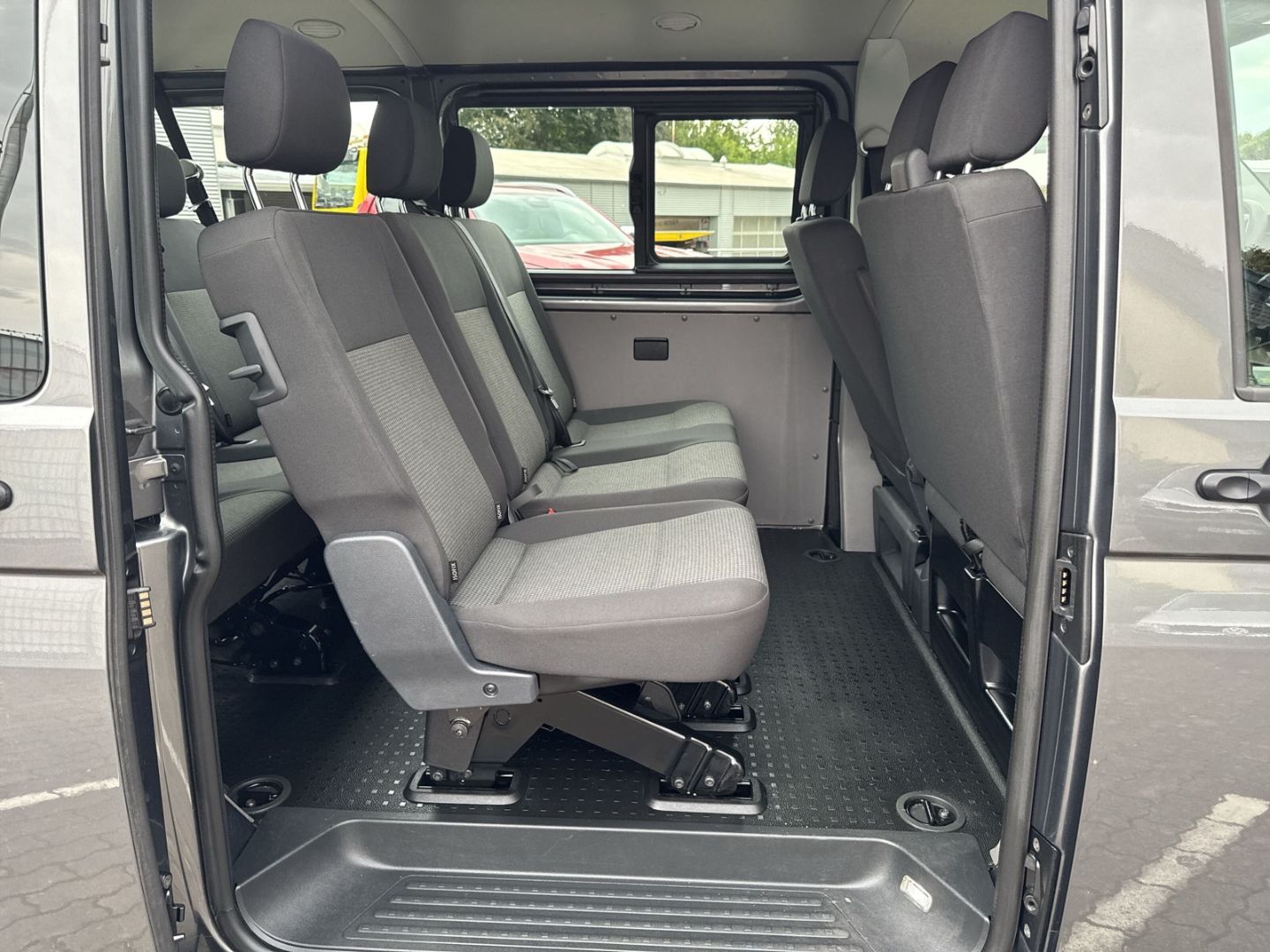 Fahrzeug 17 Fahrzeugabbildung Volkswagen T6.1 Kombi 2.0 TDI L2H1 9 Sitzer NAVI AHK
