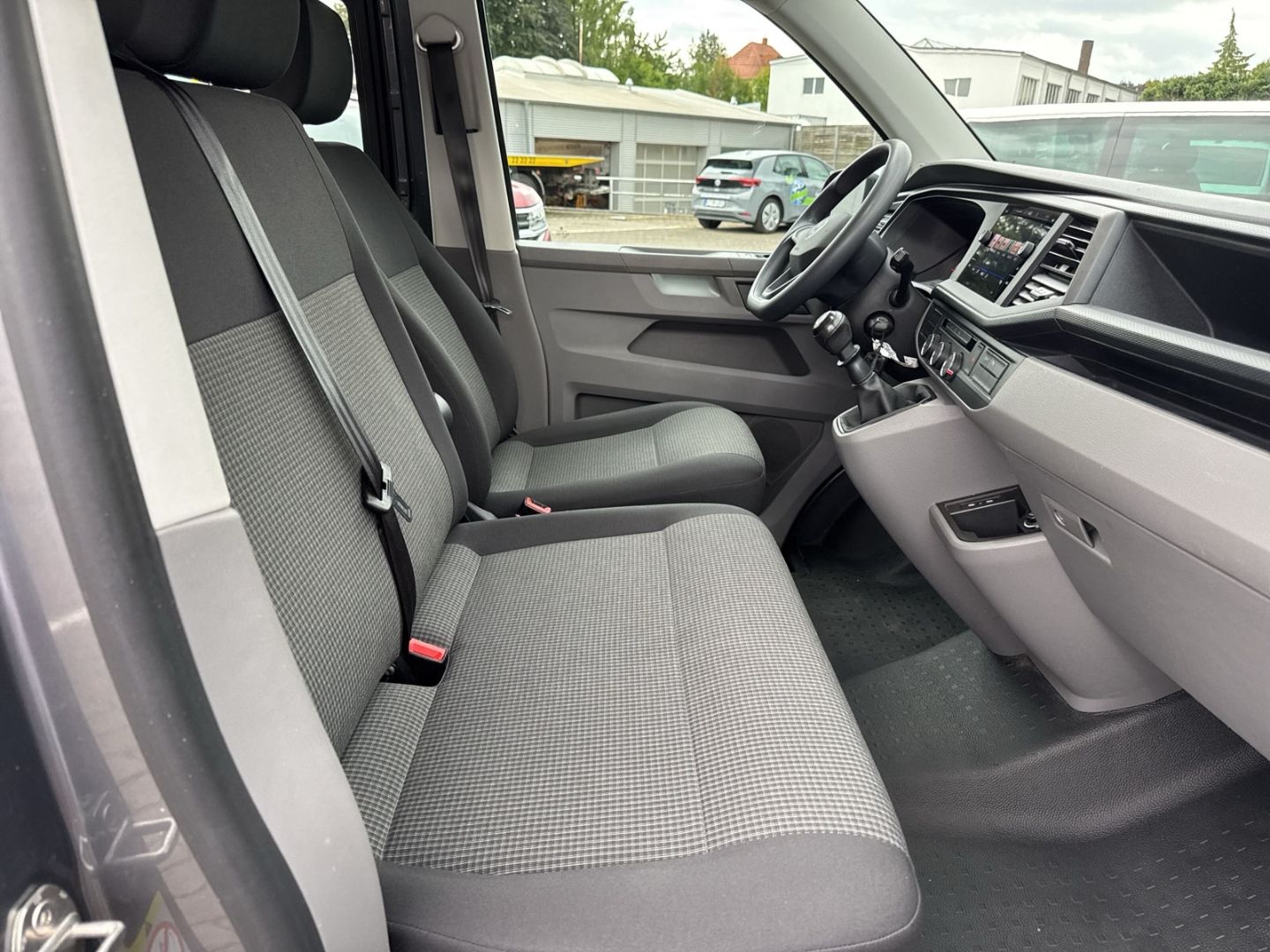 Fahrzeug 18 Fahrzeugabbildung Volkswagen T6.1 Kombi 2.0 TDI L2H1 9 Sitzer NAVI AHK