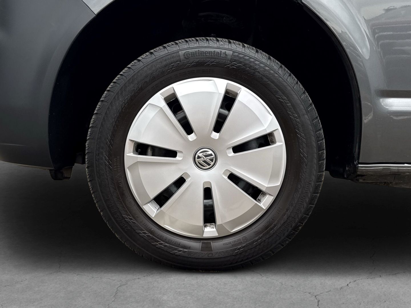 Fahrzeug 10 Fahrzeugabbildung Volkswagen T6.1 Kombi 2.0 TDI L2H1 9 Sitzer NAVI AHK