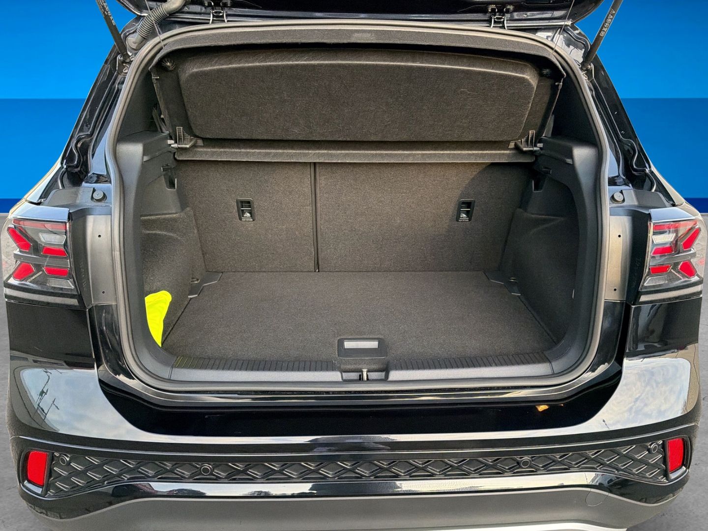 Fahrzeug 11 Fahrzeugabbildung Volkswagen T-Cross 1.5 TSI R-Line Rear View AHK Clima