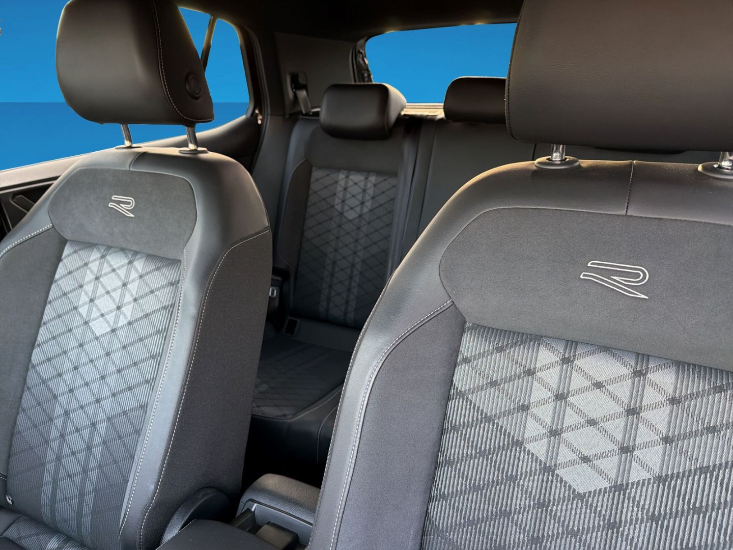 Fahrzeug 15 Fahrzeugabbildung Volkswagen T-Cross 1.5 TSI R-Line Rear View AHK Clima