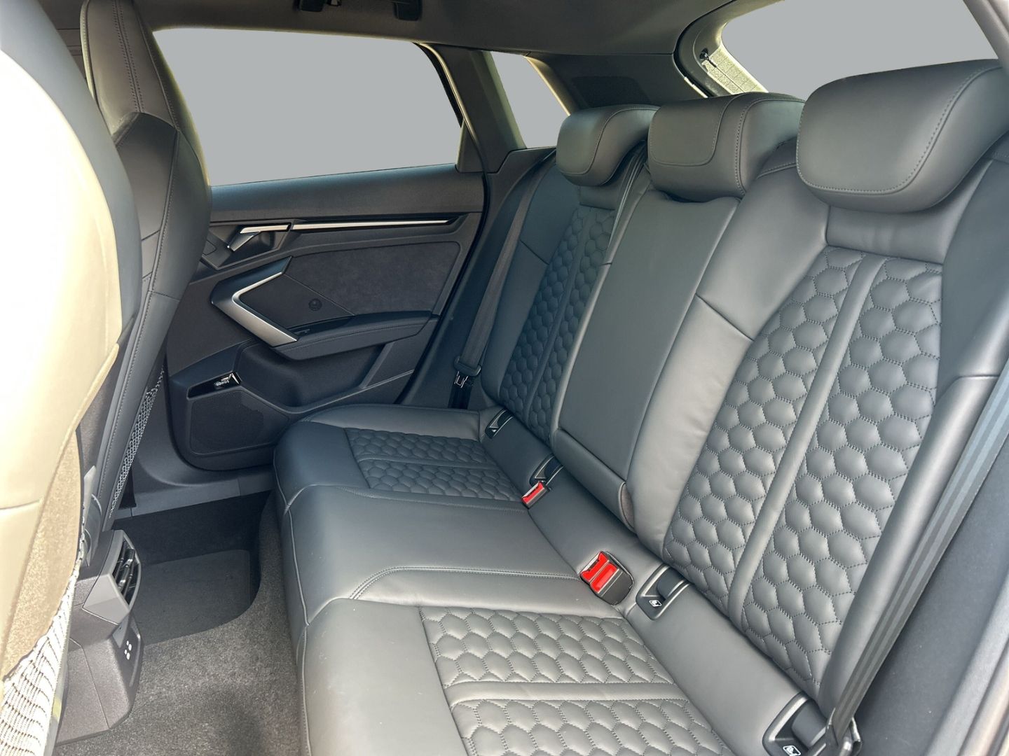 Fahrzeug 11 Fahrzeugabbildung Audi RS3 Sportback 2.5 TFSI HUD+PANO+NAVI+LEDER+MATRI