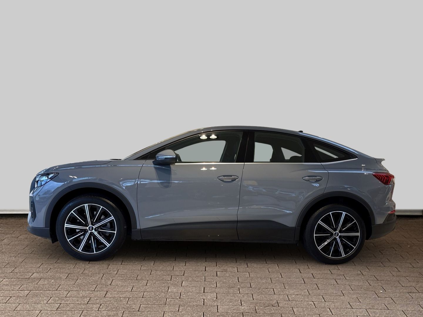 Fahrzeugabbildung Audi Q4 40 e-tron Sportback NAVI 20 ZOLL 77 kWh SHZ P