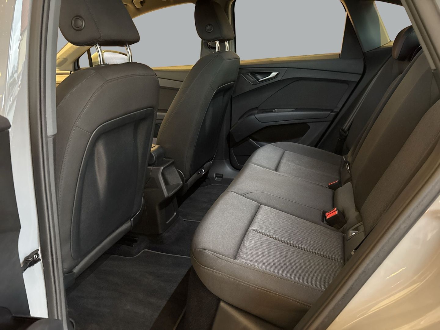 Fahrzeugabbildung Audi Q4 40 e-tron Sportback NAVI 20 ZOLL 77 kWh SHZ P