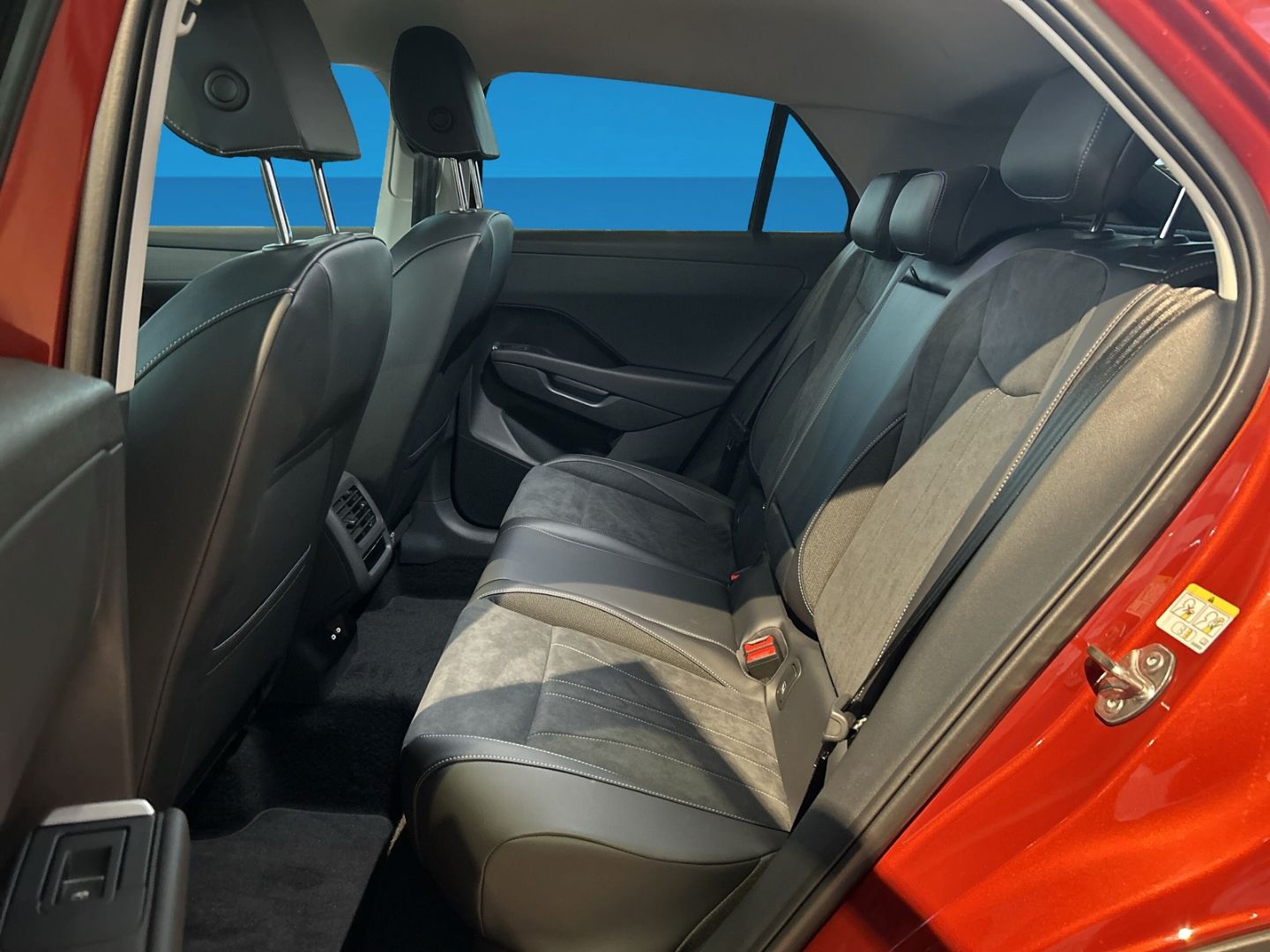 Fahrzeug 13 Fahrzeugabbildung Volkswagen T-Roc Style 1.5l eTSI IQ.LIGHT AHK EASY OPEN