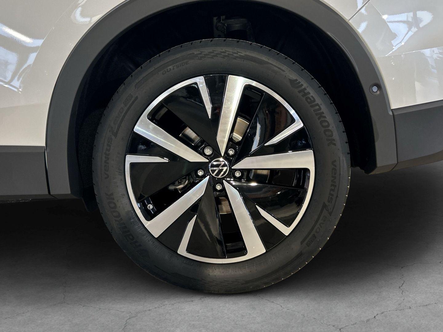 Fahrzeug 8 Fahrzeugabbildung Volkswagen Tiguan Elegance 1,5l eTSI IQ.DRIVE PREMIUM