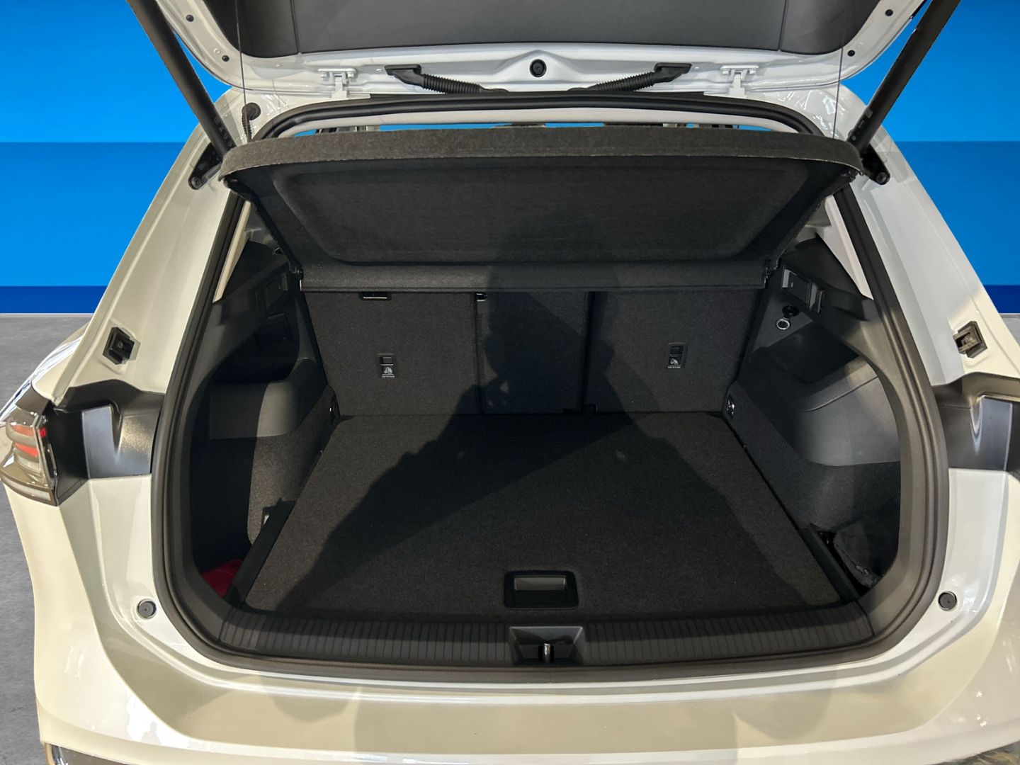 Fahrzeug 9 Fahrzeugabbildung Volkswagen Tiguan Elegance 1,5l eTSI IQ.DRIVE PREMIUM