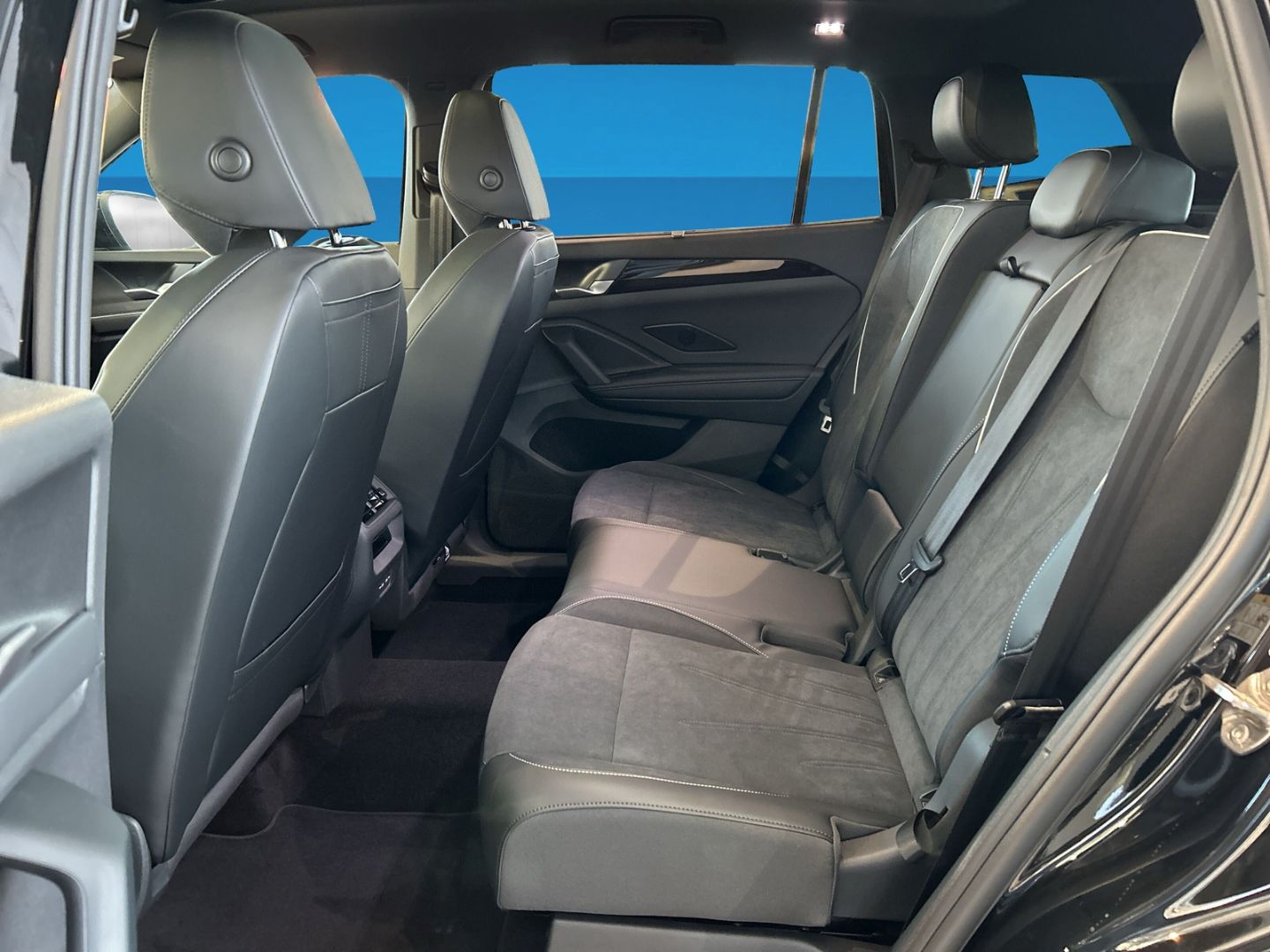 Fahrzeugabbildung Volkswagen Tayron Elegance 2,0l TDI AHK PANO LED+ EASY OPEN