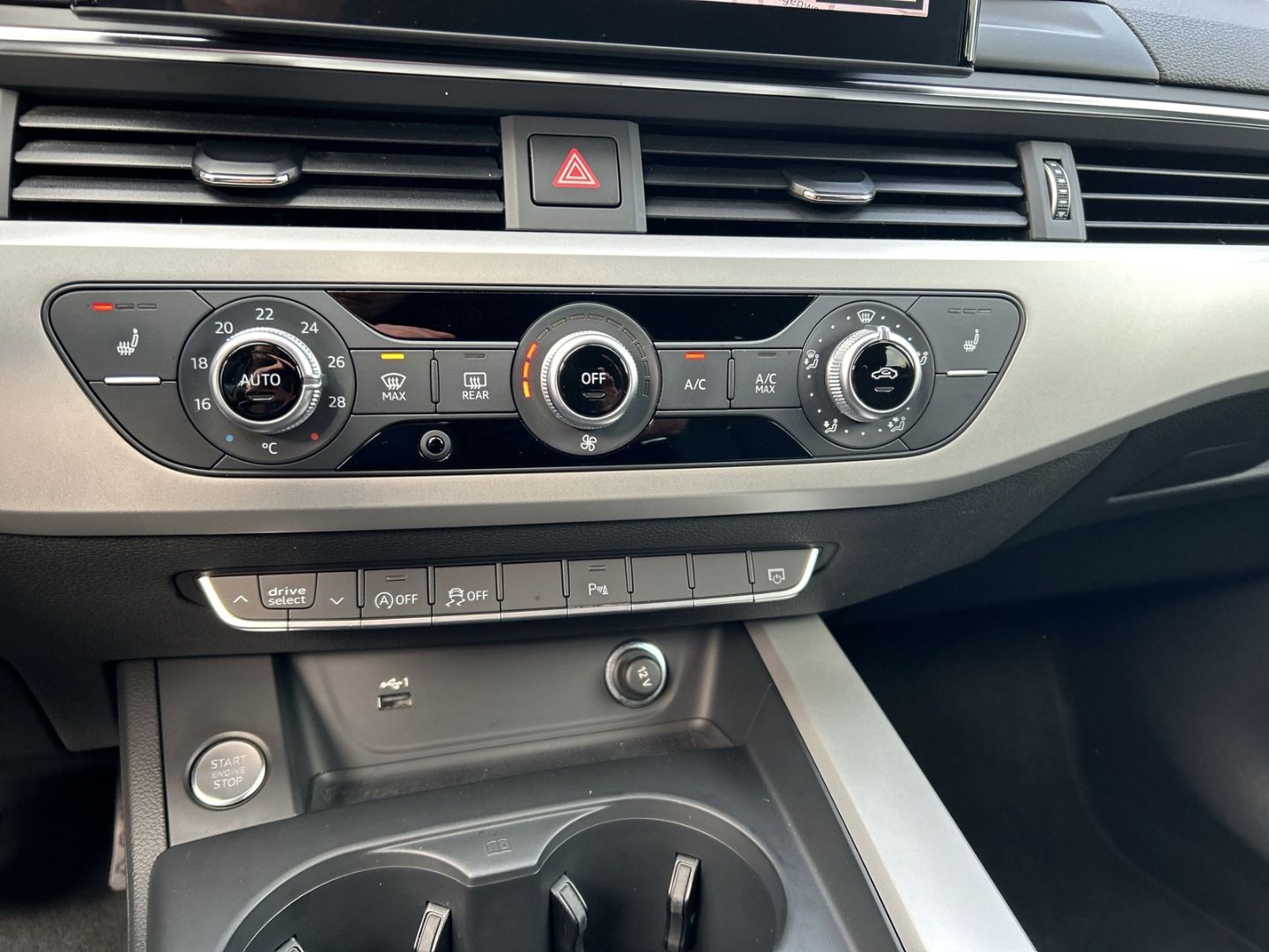 Fahrzeugabbildung Audi A4 Avant 40 TFSI S-tronic S-Line+Competition+LED