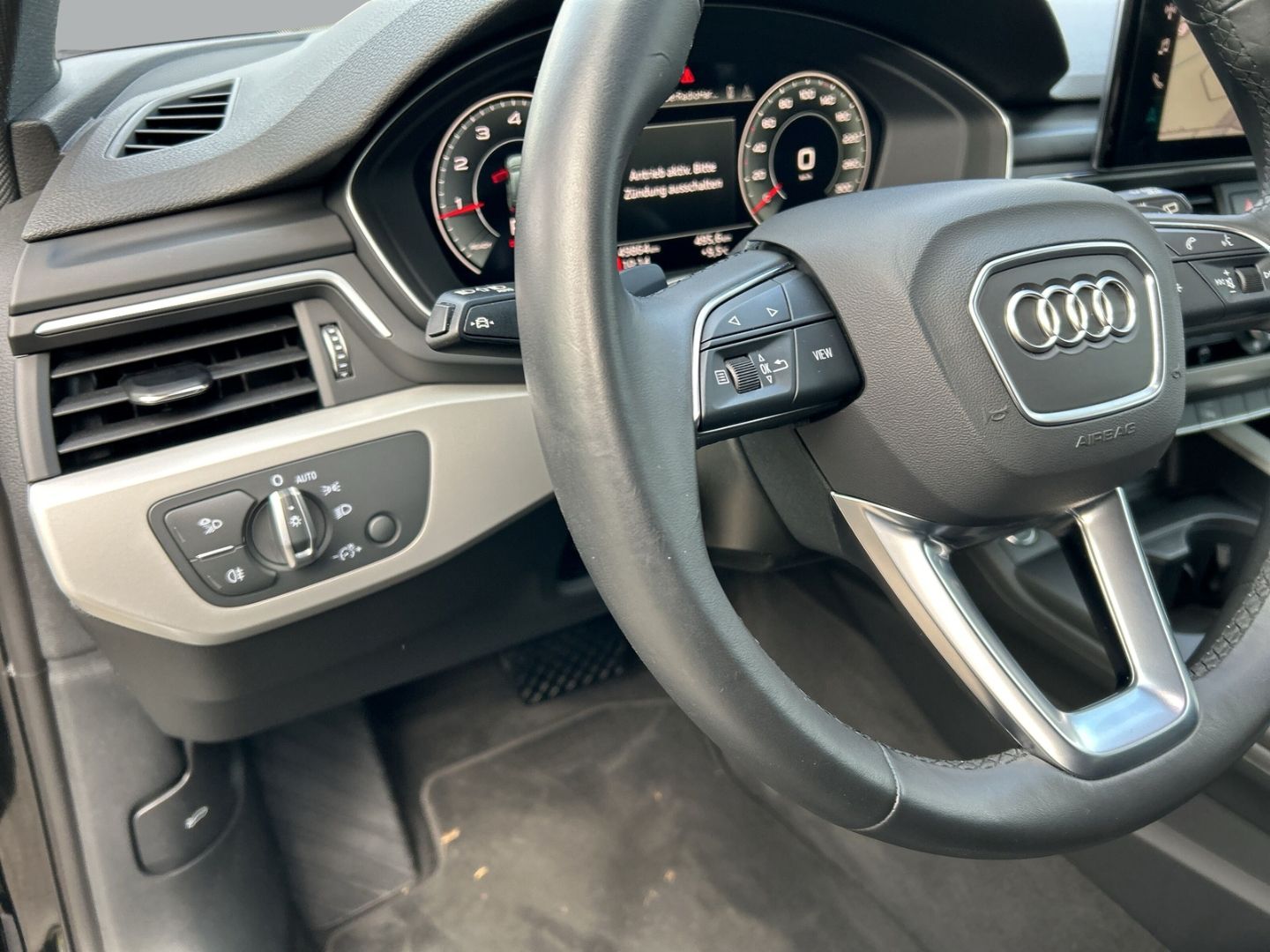 Fahrzeugabbildung Audi A4 Avant 40 TFSI S-tronic S-Line+Competition+LED