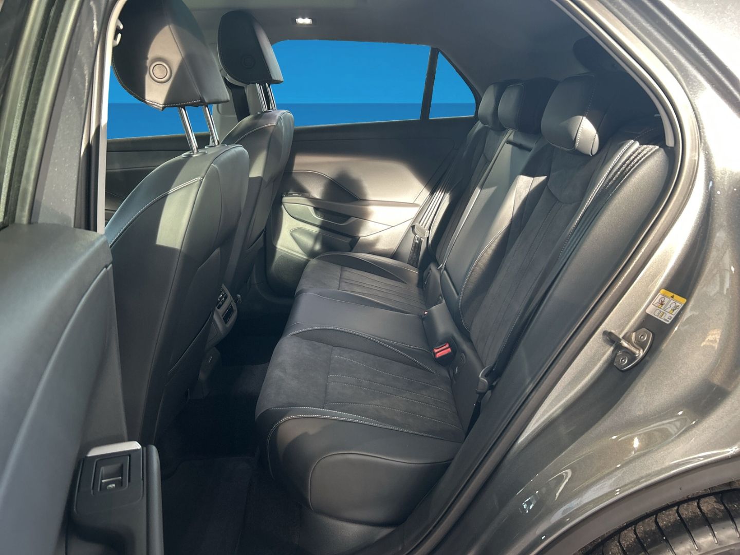 Fahrzeug 13 Fahrzeugabbildung Volkswagen T-Roc Style 1.5l eTSI PANO IQ.DRIVE IQ.LIGHT AHK