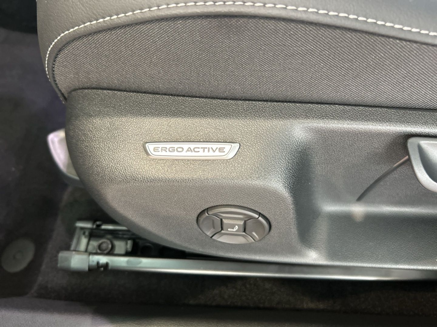 Fahrzeug 15 Fahrzeugabbildung Volkswagen T-Roc Style 1.5l eTSI PANO IQ.DRIVE IQ.LIGHT AHK