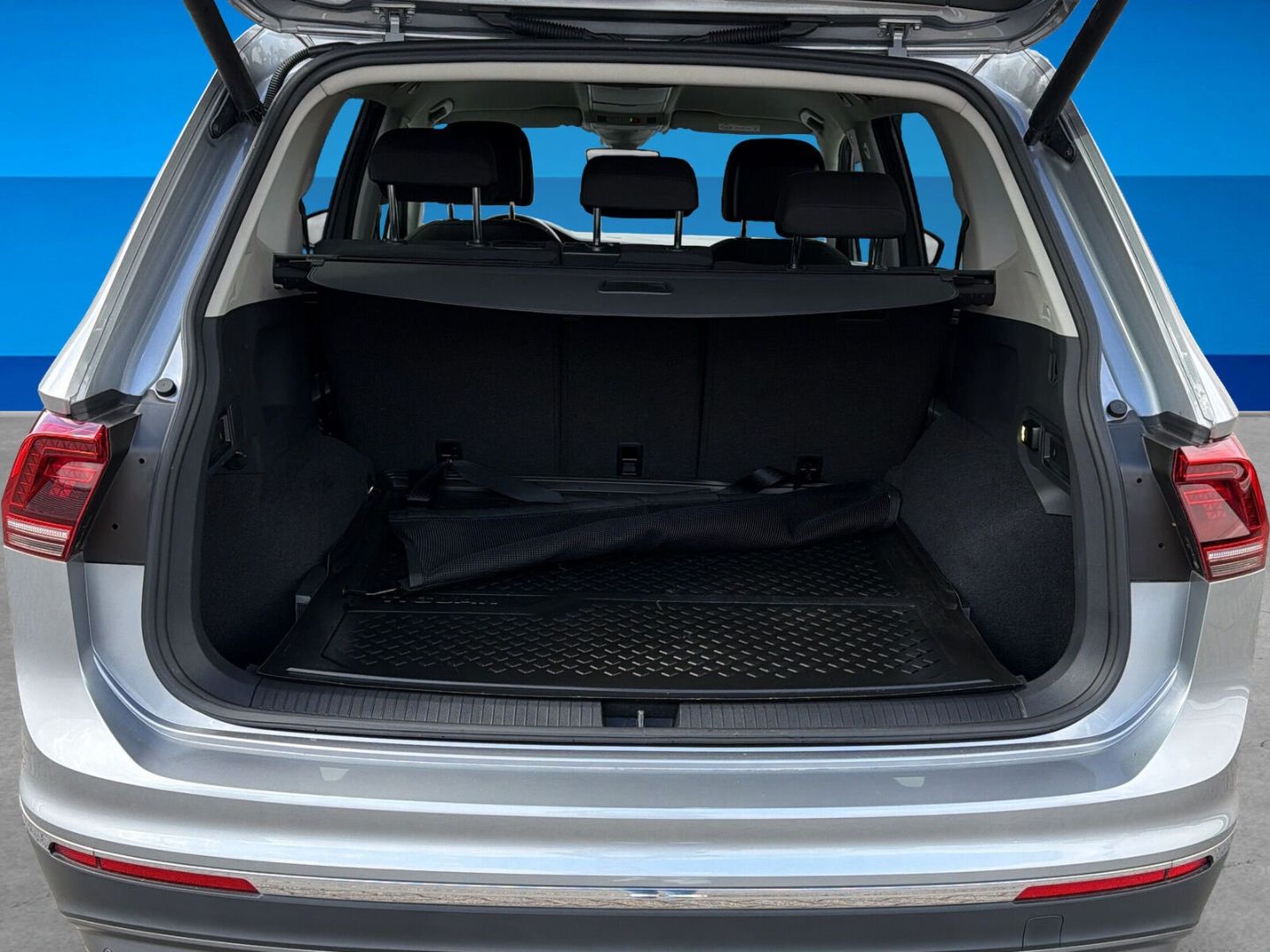 Fahrzeug 11 Fahrzeugabbildung Volkswagen Tiguan Allspace 2.0 TDI Highline R-Line 4Motion - mit KI generiert/bearbeitet