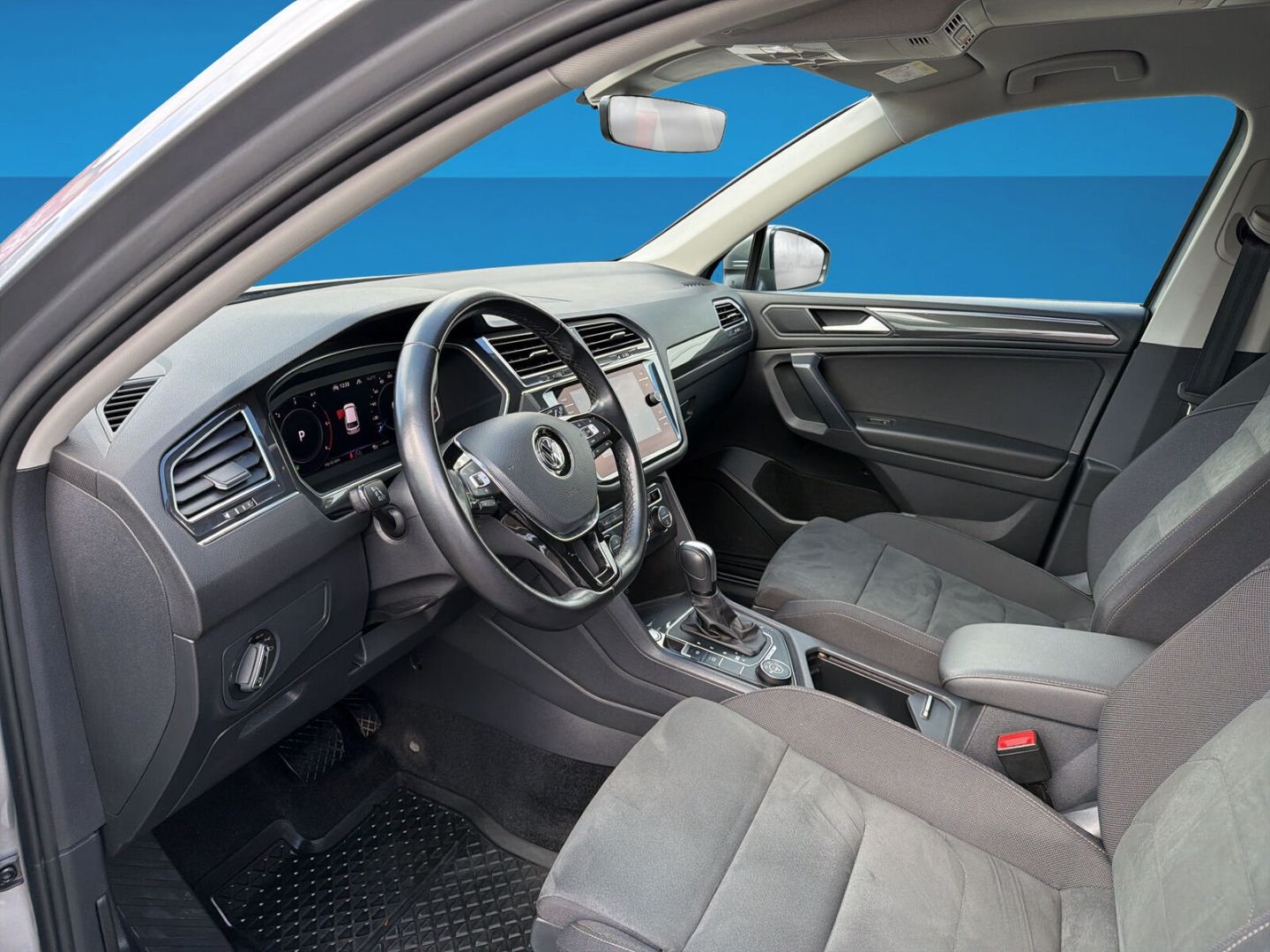 Fahrzeug 12 Fahrzeugabbildung Volkswagen Tiguan Allspace 2.0 TDI Highline R-Line 4Motion - mit KI generiert/bearbeitet