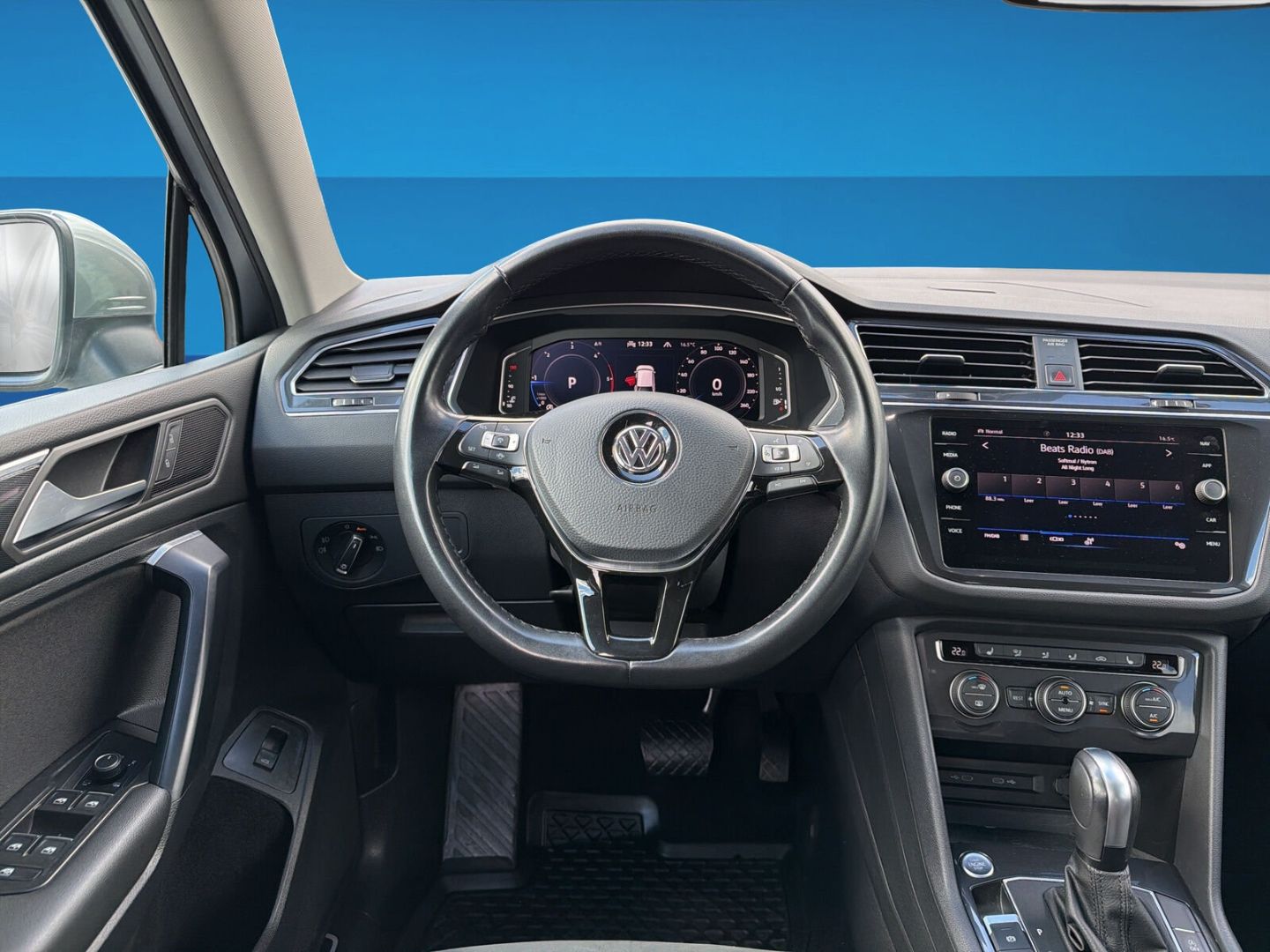 Fahrzeug 13 Fahrzeugabbildung Volkswagen Tiguan Allspace 2.0 TDI Highline R-Line 4Motion - mit KI generiert/bearbeitet