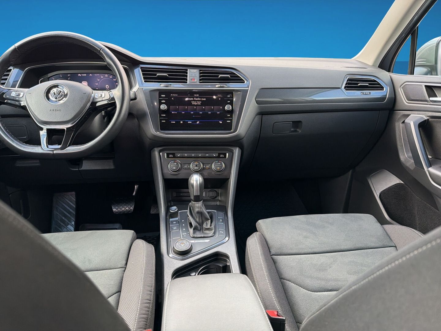 Fahrzeug 14 Fahrzeugabbildung Volkswagen Tiguan Allspace 2.0 TDI Highline R-Line 4Motion - mit KI generiert/bearbeitet