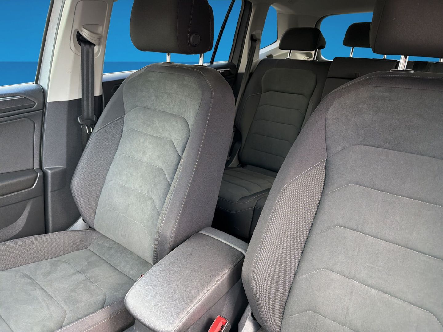 Fahrzeug 15 Fahrzeugabbildung Volkswagen Tiguan Allspace 2.0 TDI Highline R-Line 4Motion - mit KI generiert/bearbeitet