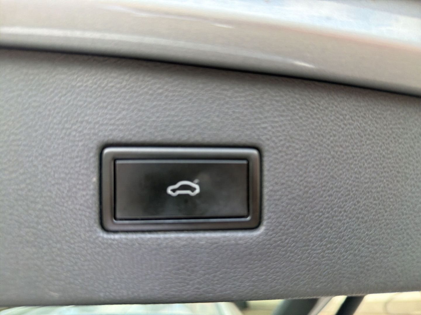 Fahrzeug 17 Fahrzeugabbildung Volkswagen Tiguan Allspace 2.0 TDI Highline R-Line 4Motion - mit KI generiert/bearbeitet