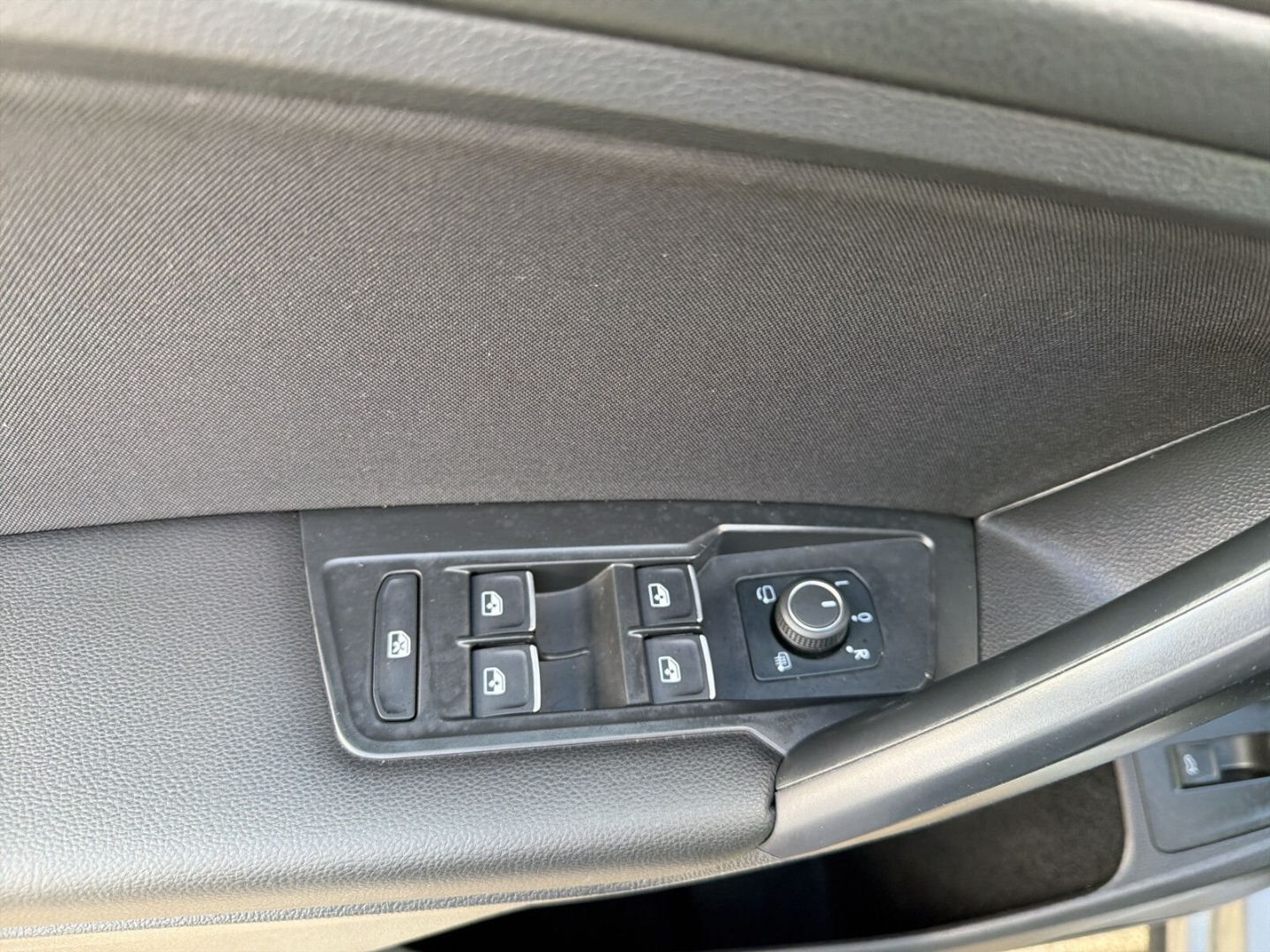 Fahrzeug 18 Fahrzeugabbildung Volkswagen Tiguan Allspace 2.0 TDI Highline R-Line 4Motion - mit KI generiert/bearbeitet