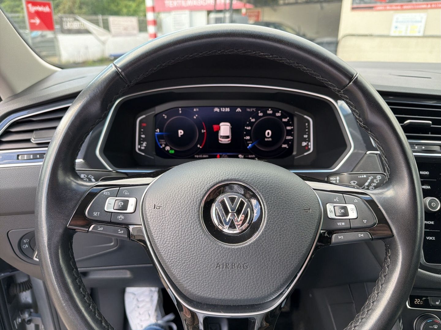 Fahrzeug 19 Fahrzeugabbildung Volkswagen Tiguan Allspace 2.0 TDI Highline R-Line 4Motion - mit KI generiert/bearbeitet